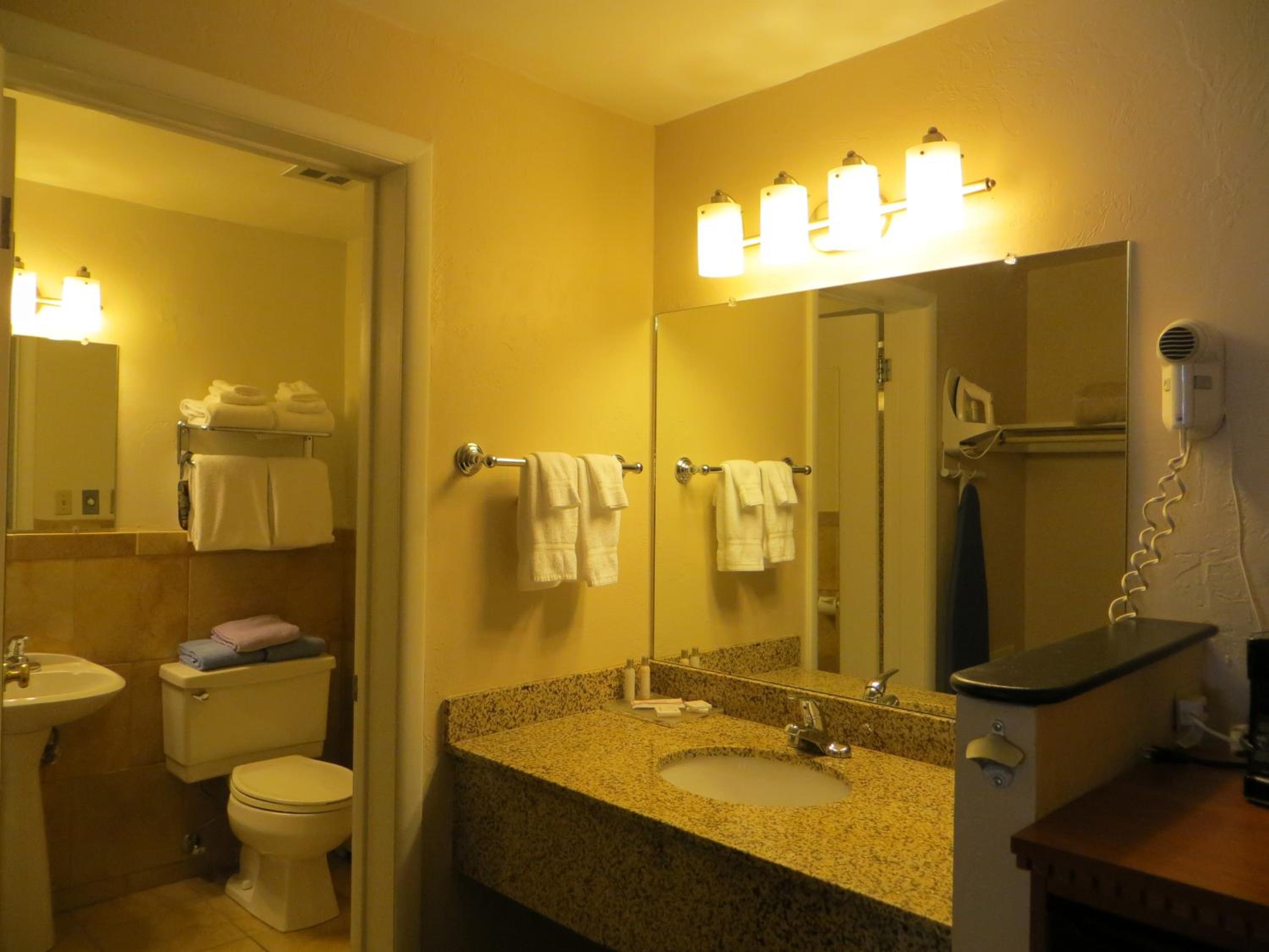 Queen Room with Two Queen Beds - Non-Smoking - Photo 7