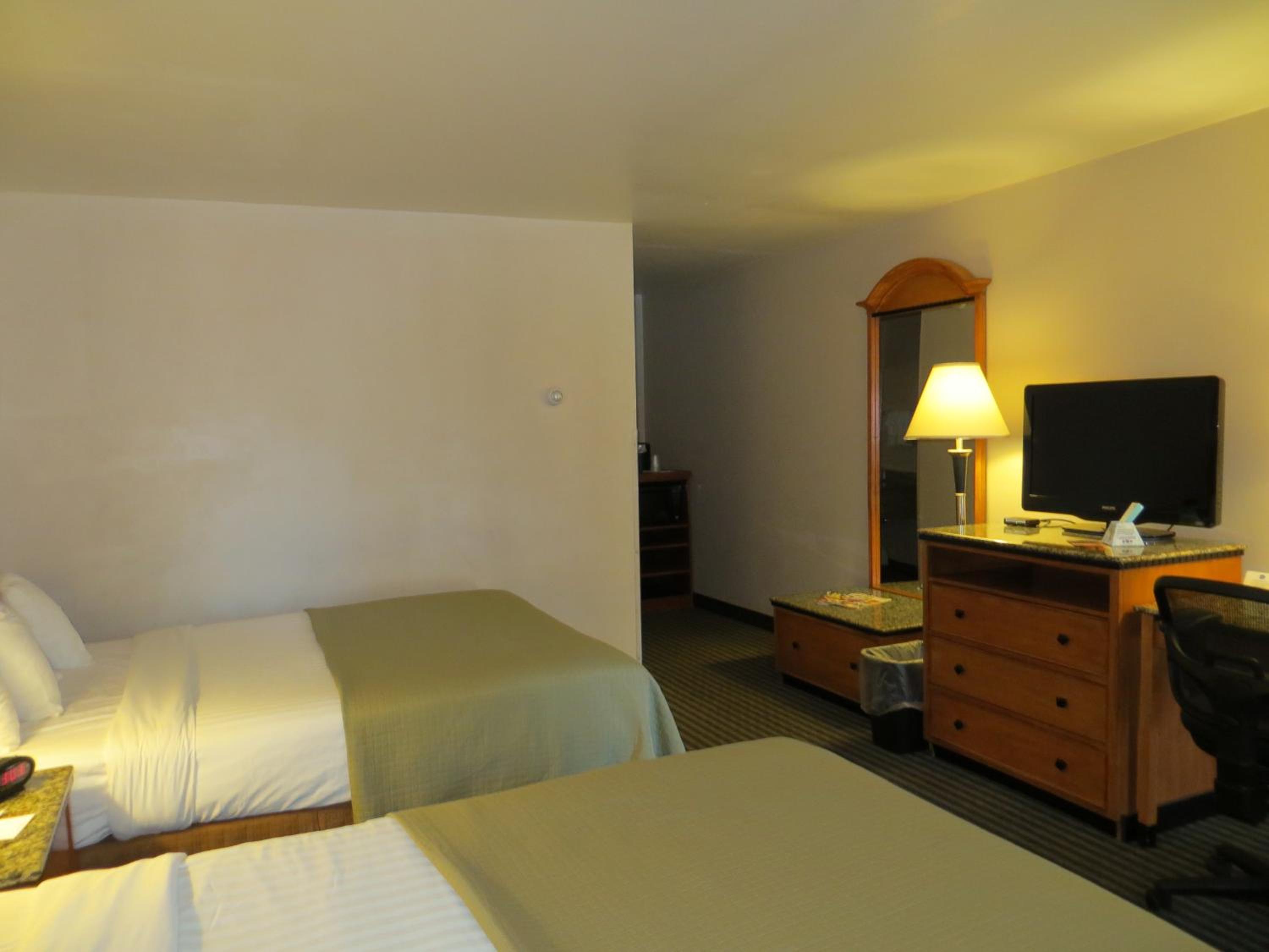 Queen Room with Two Queen Beds - Non-Smoking - Photo 1