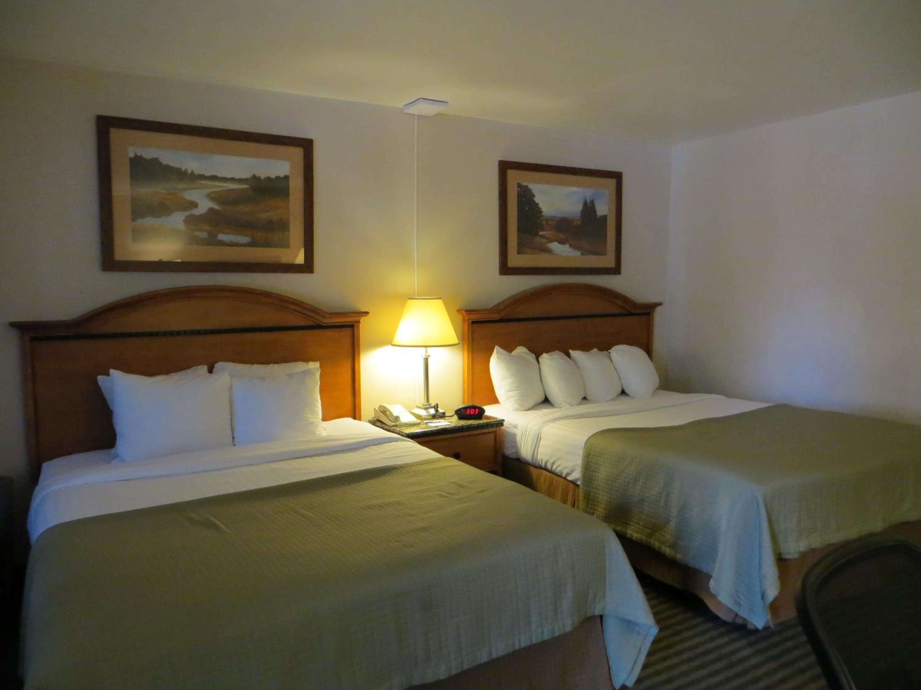 Queen Room with Two Queen Beds - Non-Smoking - Photo 5