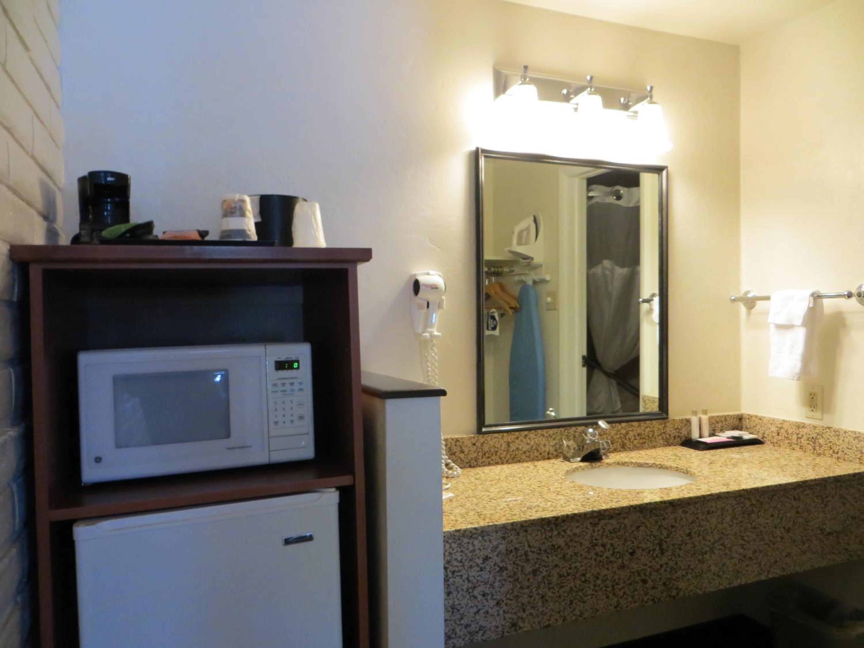 King Room - Non-Smoking - Photo 5