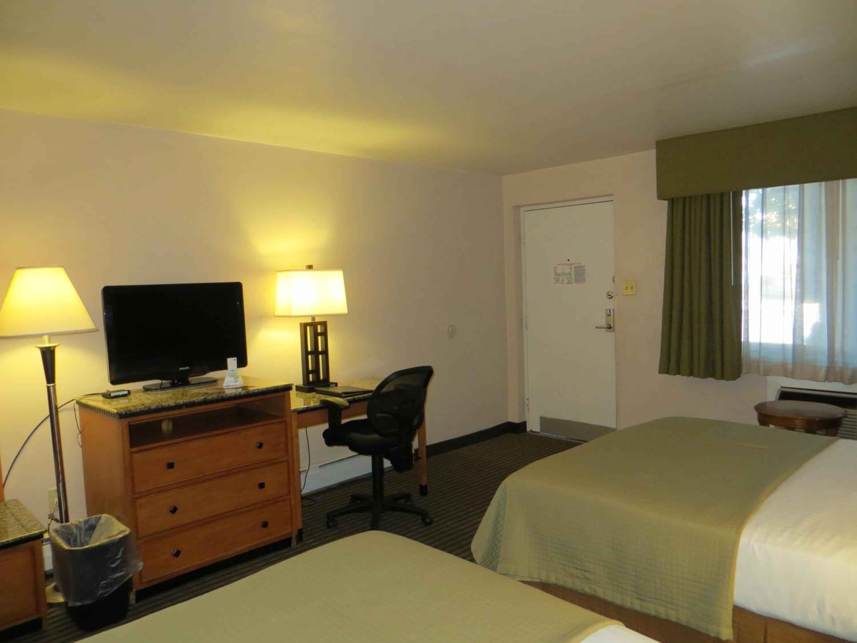 Queen Room with Two Queen Beds - Non-Smoking - Photo 3