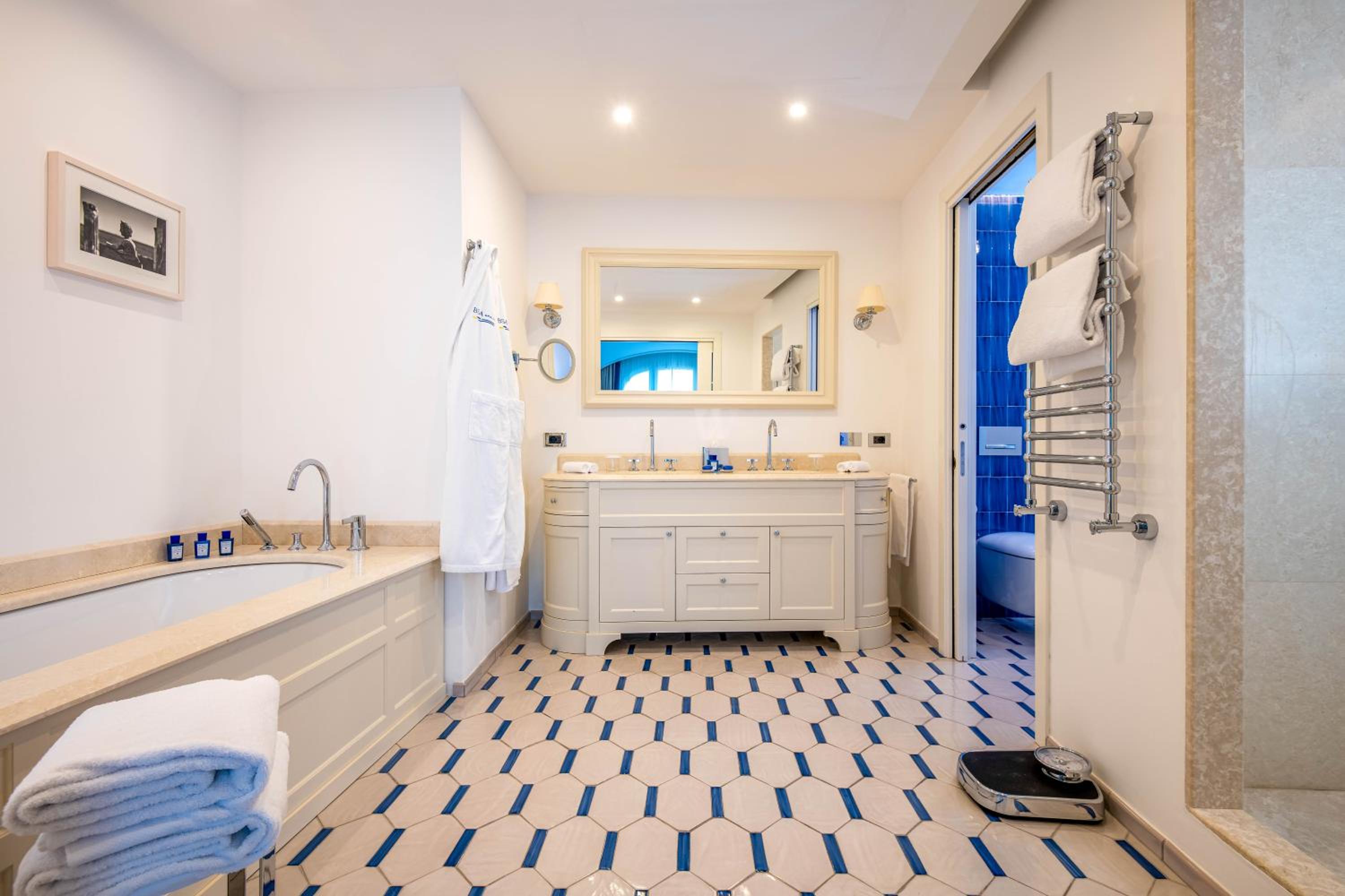 Suite with Private Pool - Photo 16