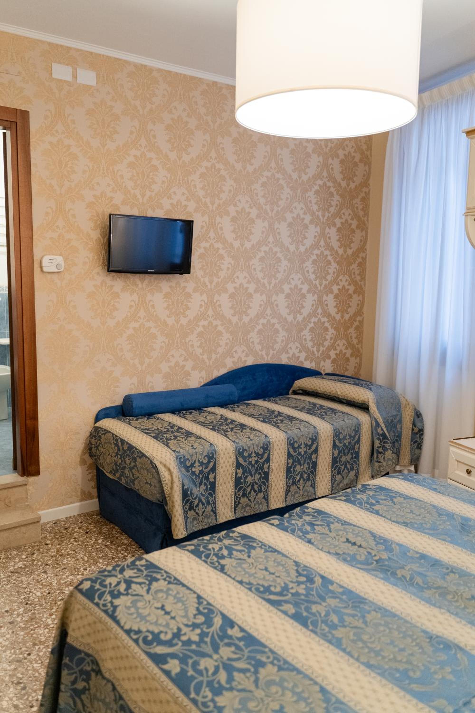 Superior Triple Room photo 3