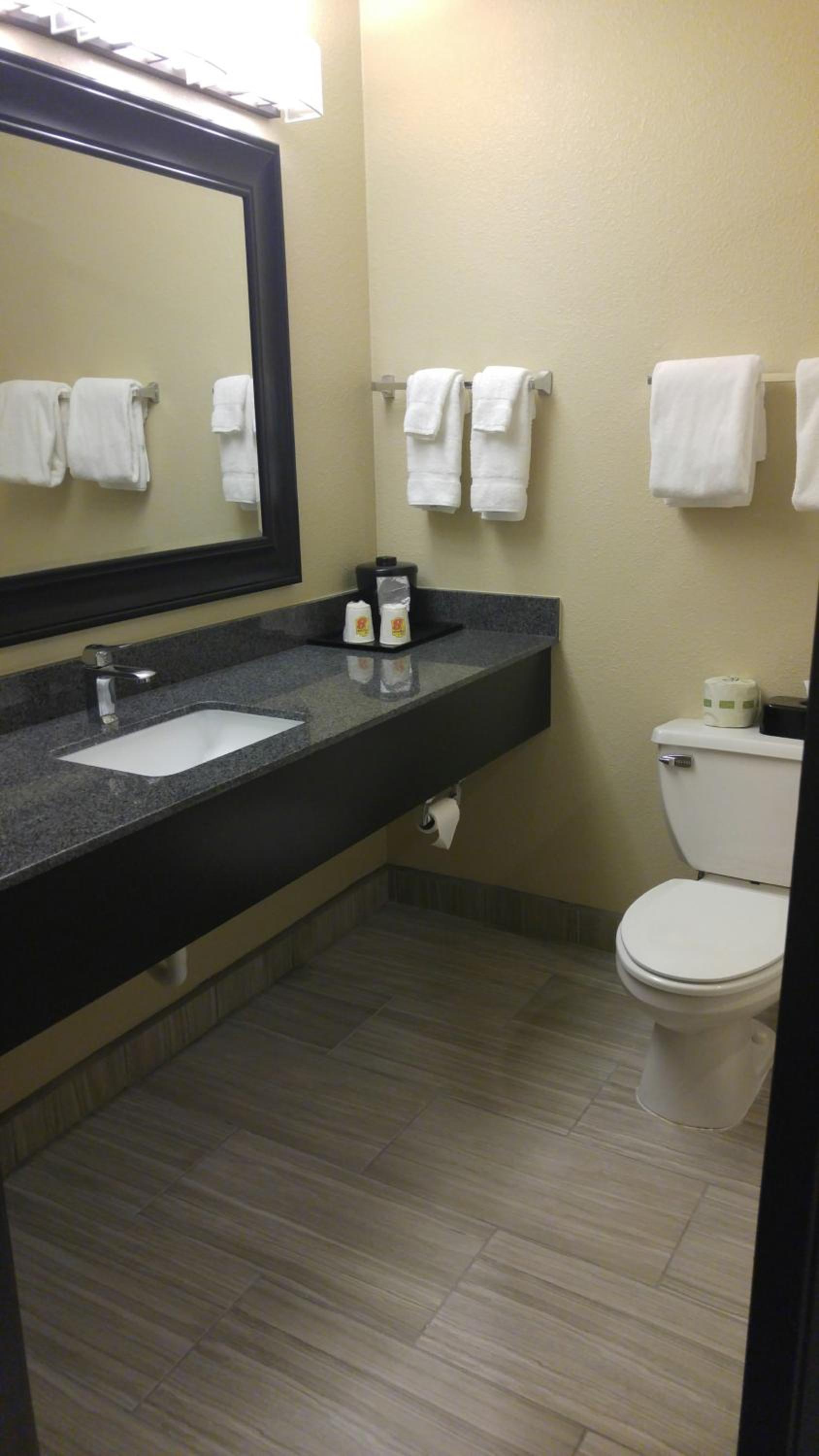 King Room with Jetted Tub - Non-Smoking photo 2