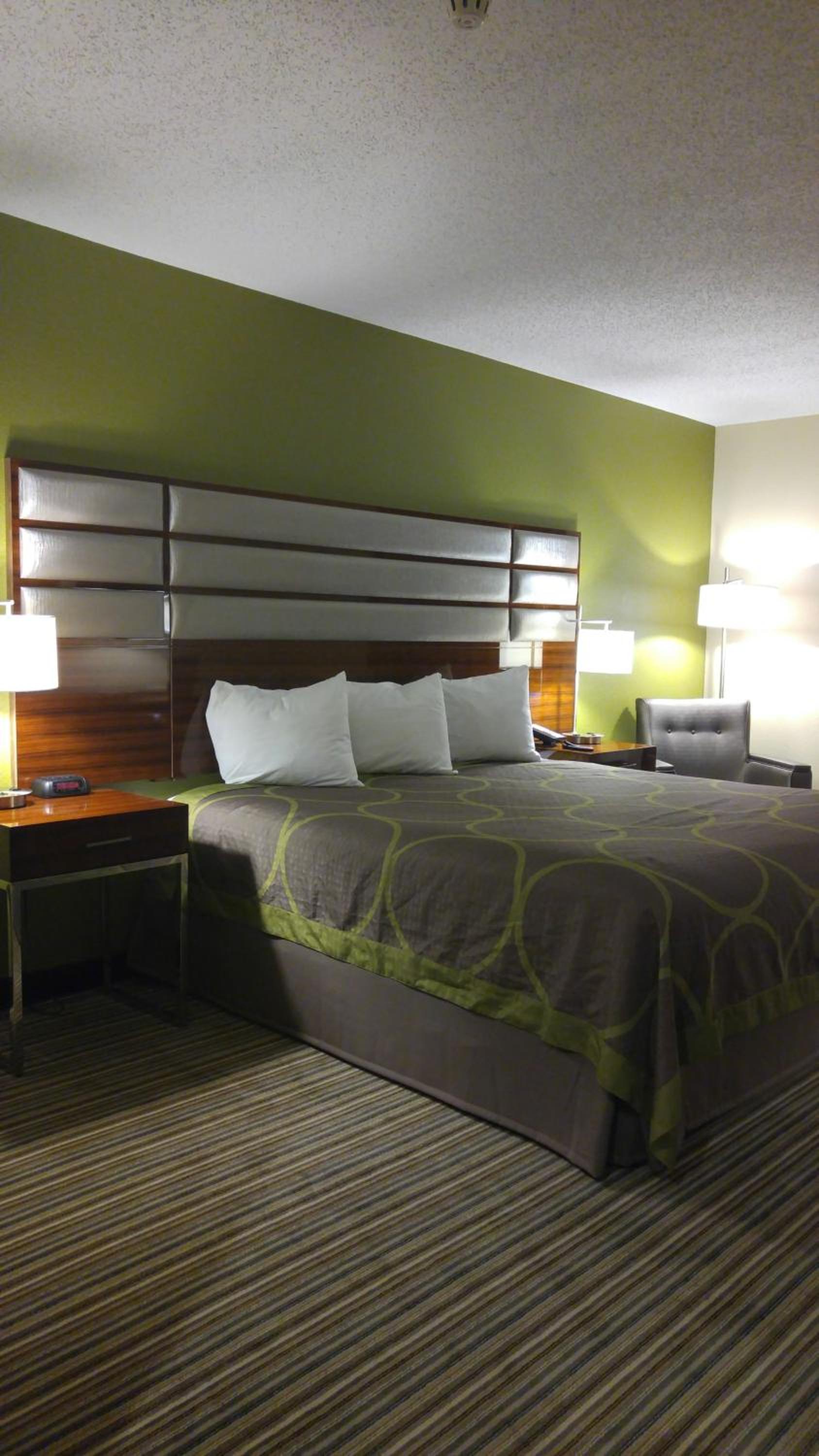 King Room with Jetted Tub - Mobility Accessible/Non-Smoking photo 3