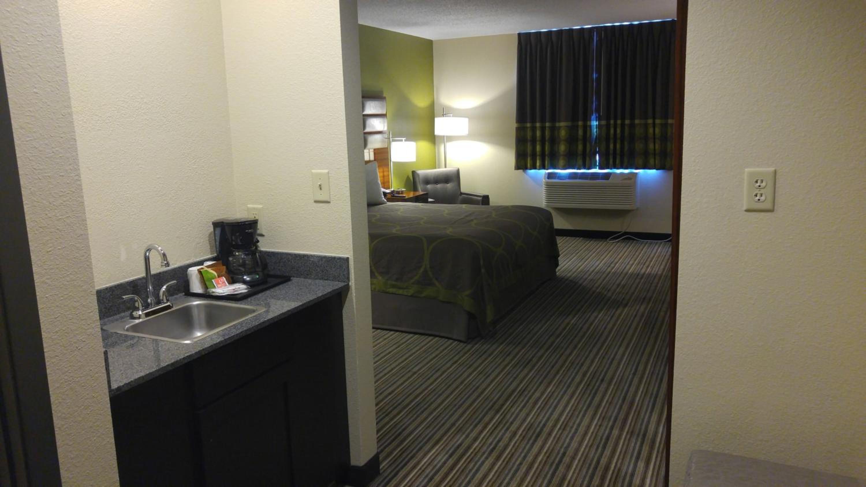 King Room with Jetted Tub - Non-Smoking photo 3