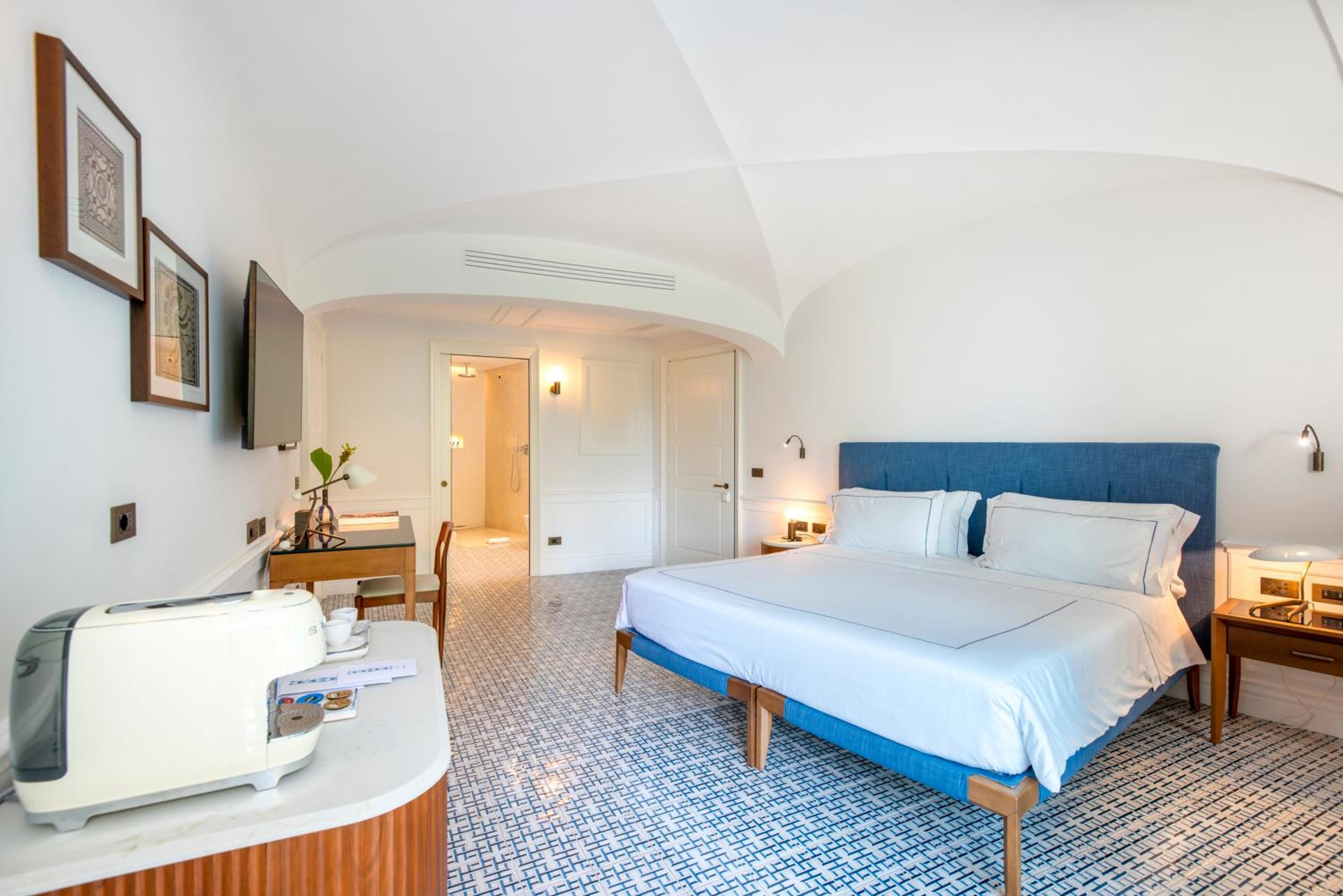 Double or Twin Room - Photo 9