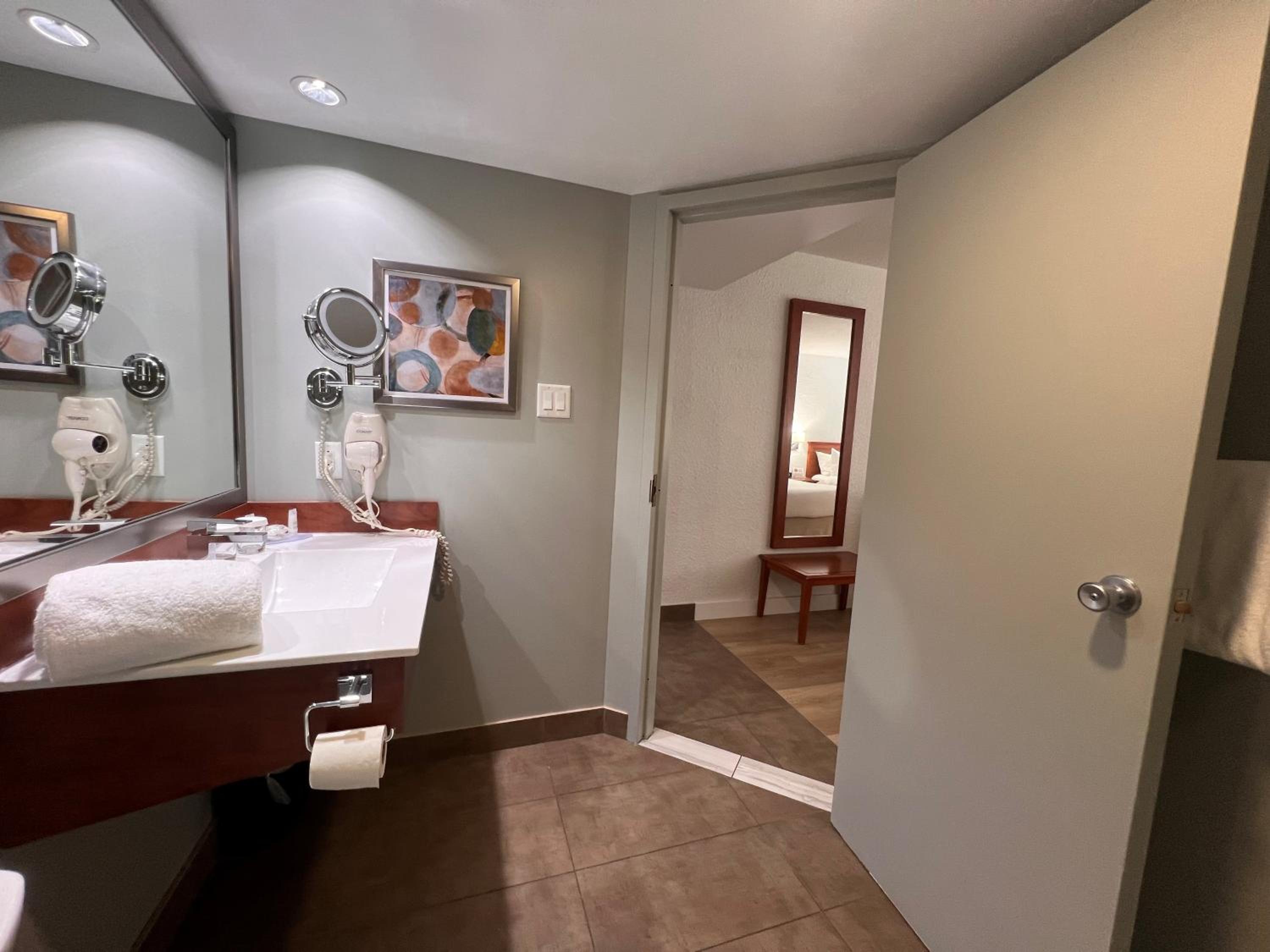 Comfort Room with 2 double beds - Photo 3