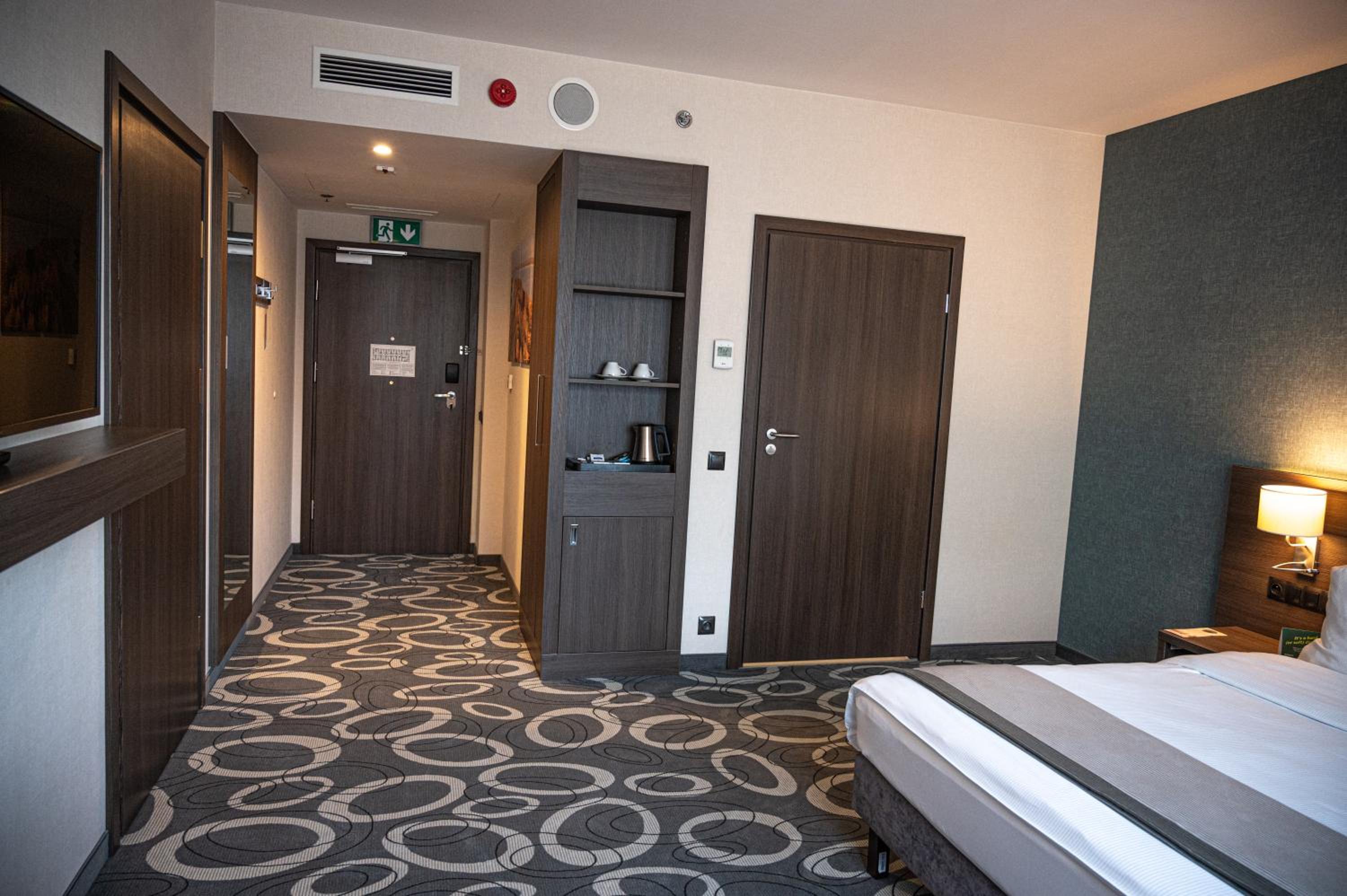 Standard King Room - Accessible photo 1