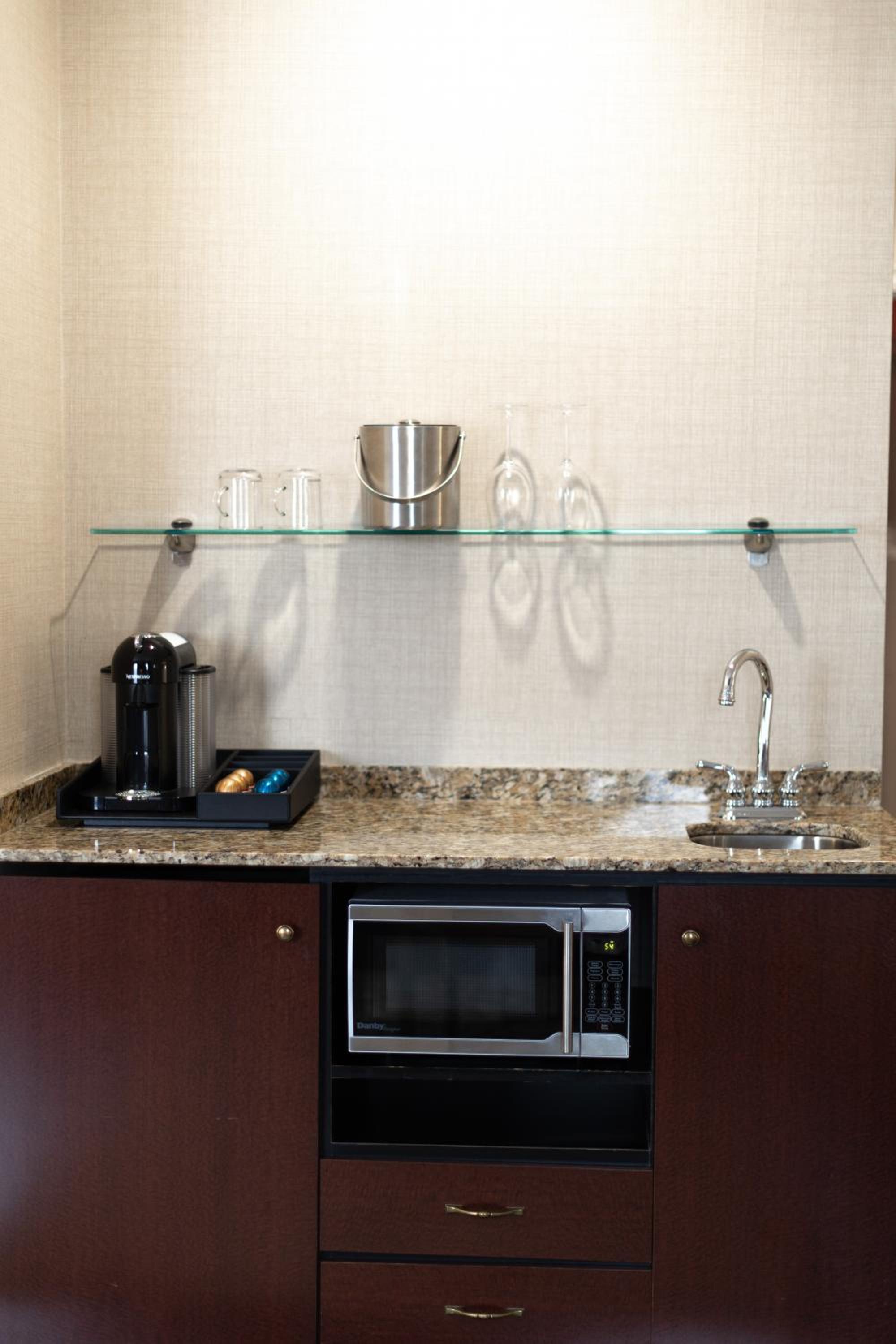 One-Bedroom Suite - Photo 6