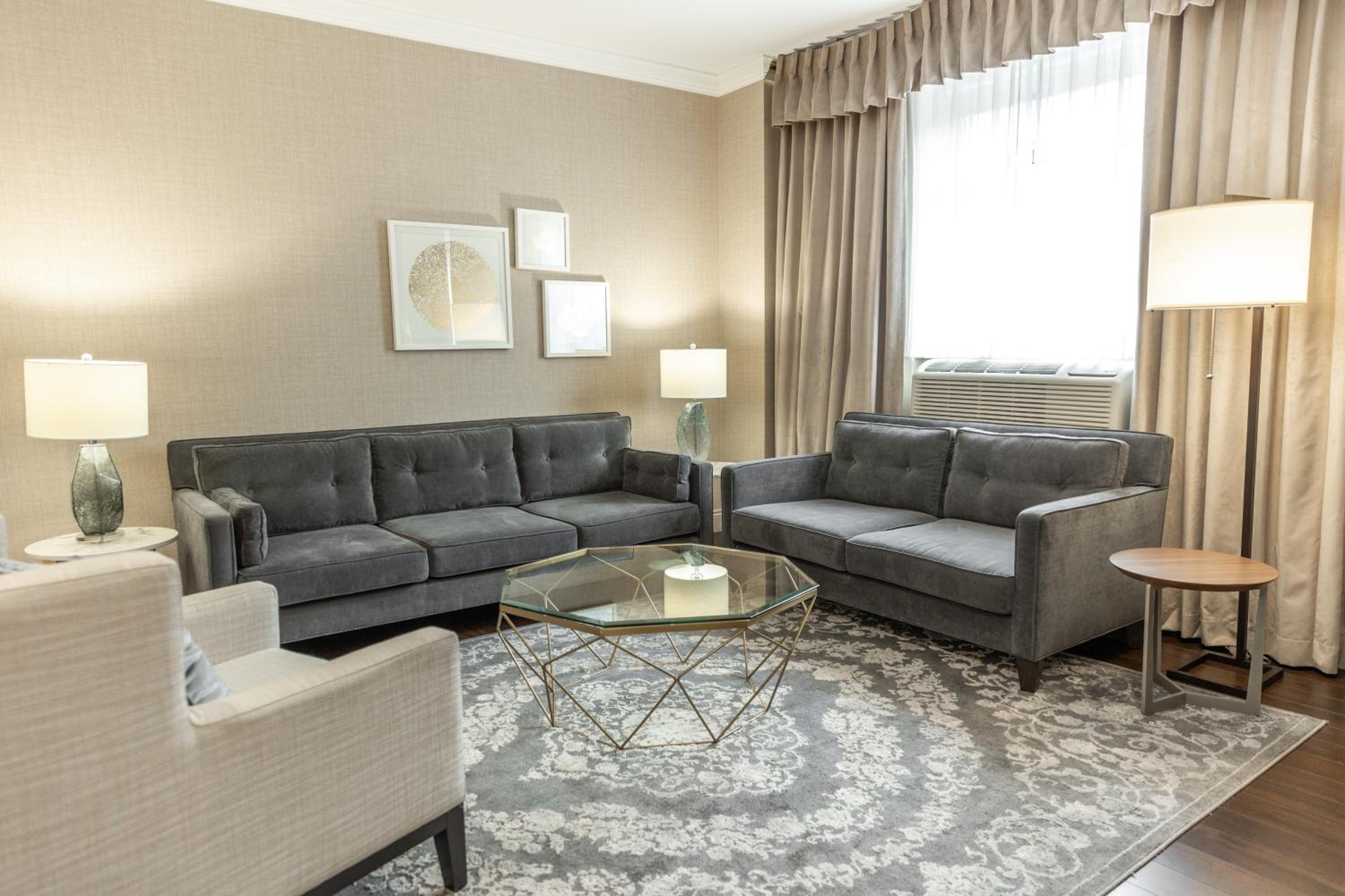 One-Bedroom Suite - Photo 3