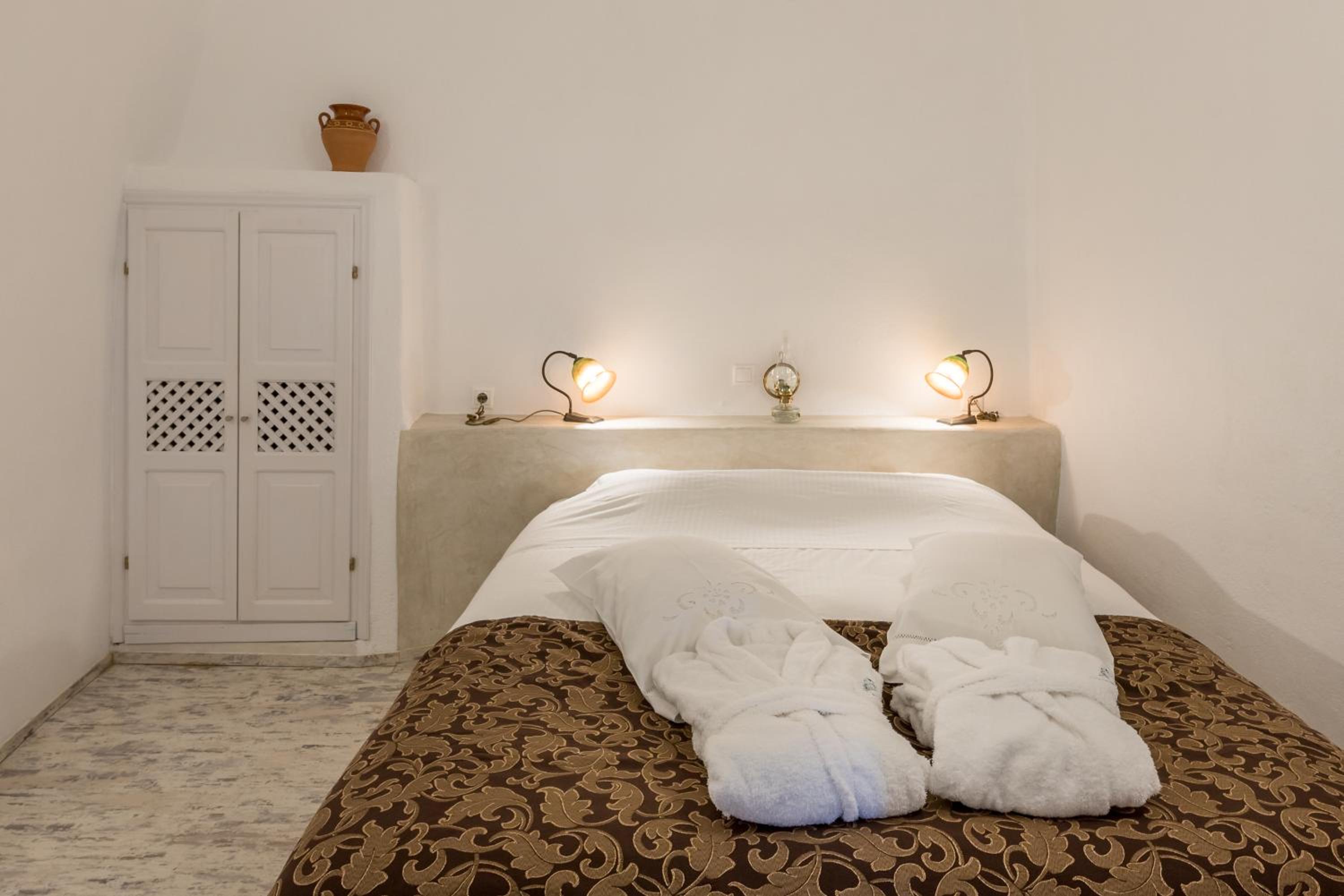  Family Suite with Private Whirlpool & Caldera View photo 2