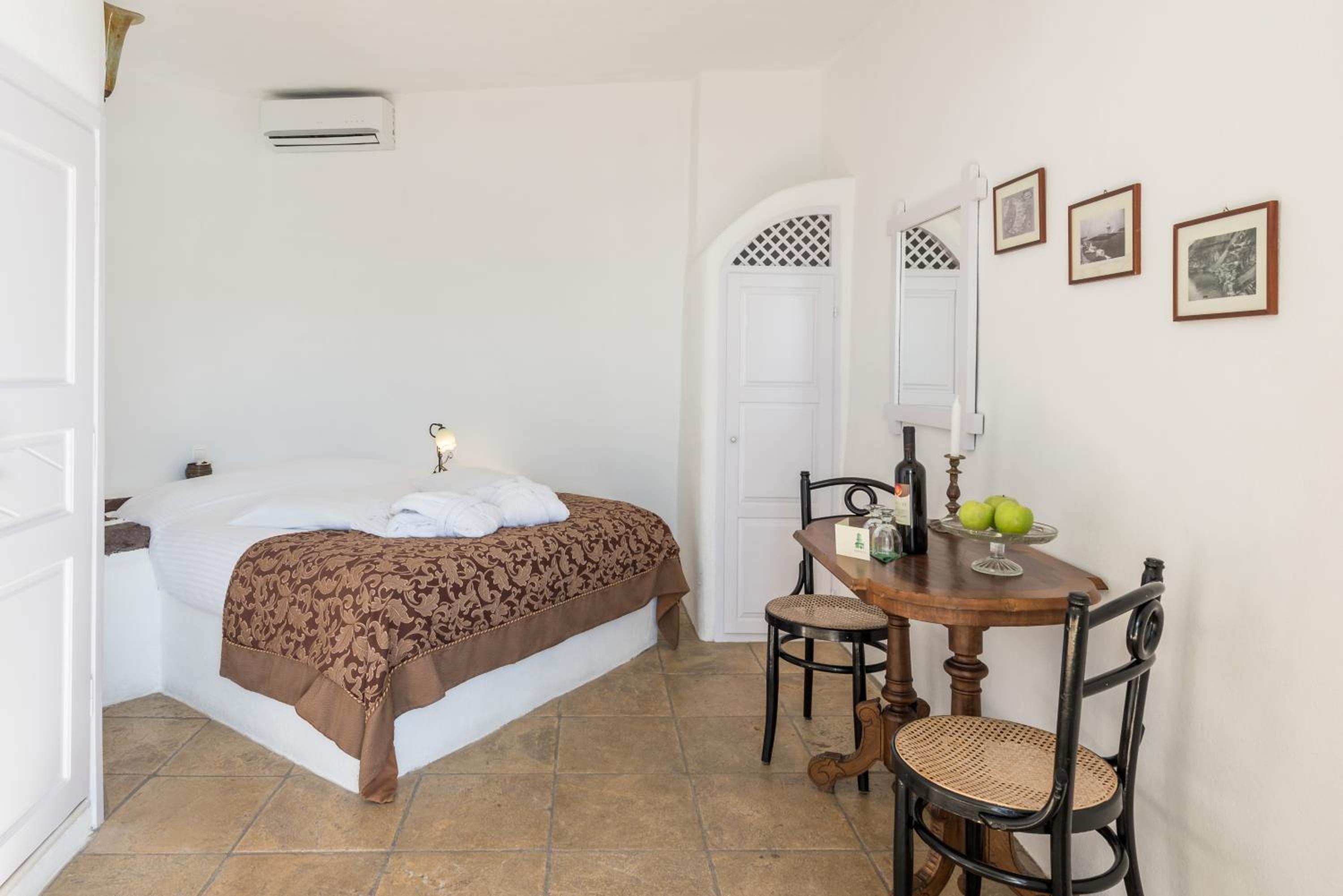 Studio with Private Whirlpool & Caldera View