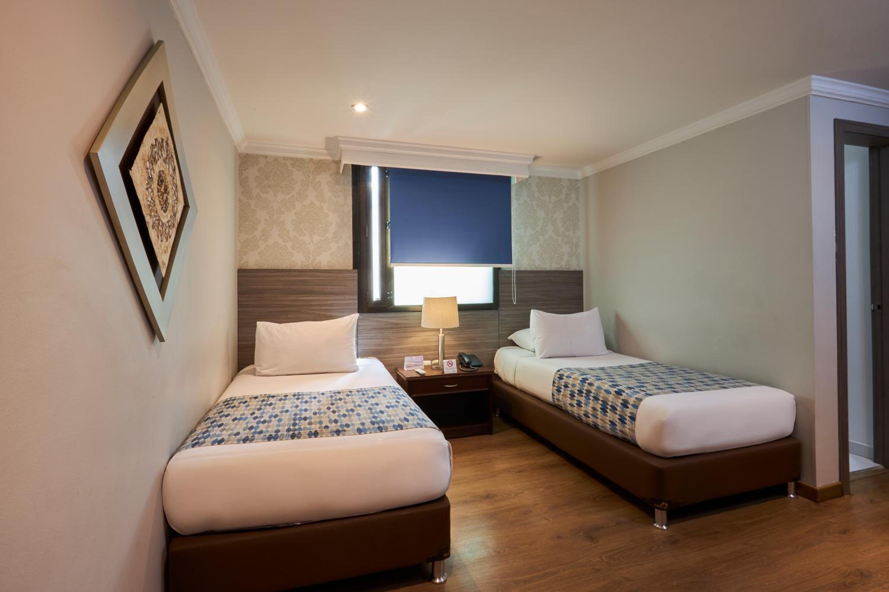 Standard Twin Room - Photo 8