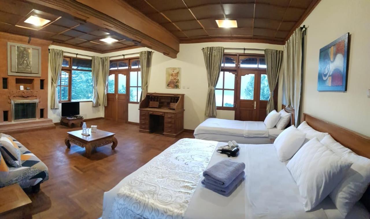 Family Room with Lake View photo 1