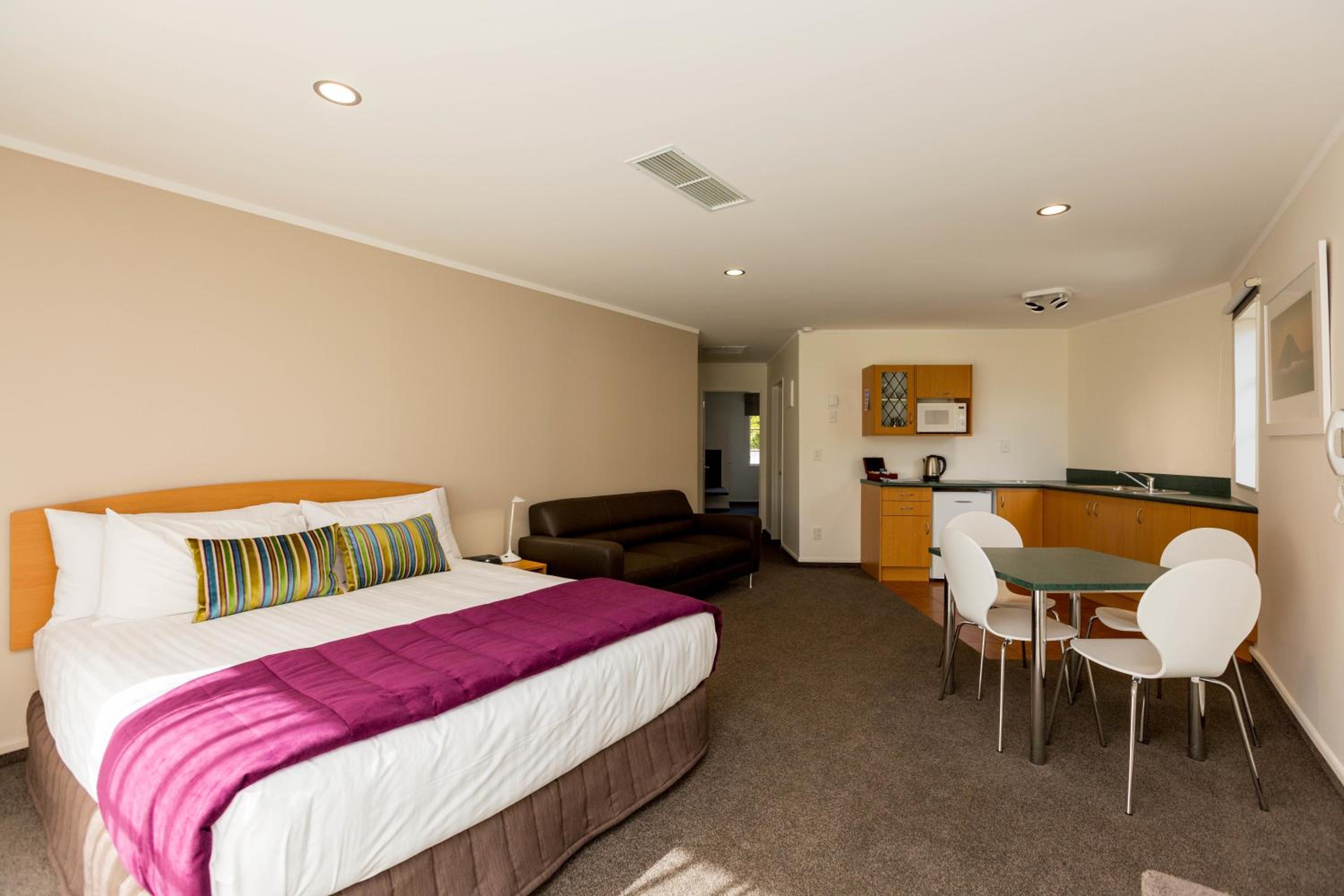 One-Bedroom Apartment - Photo 3