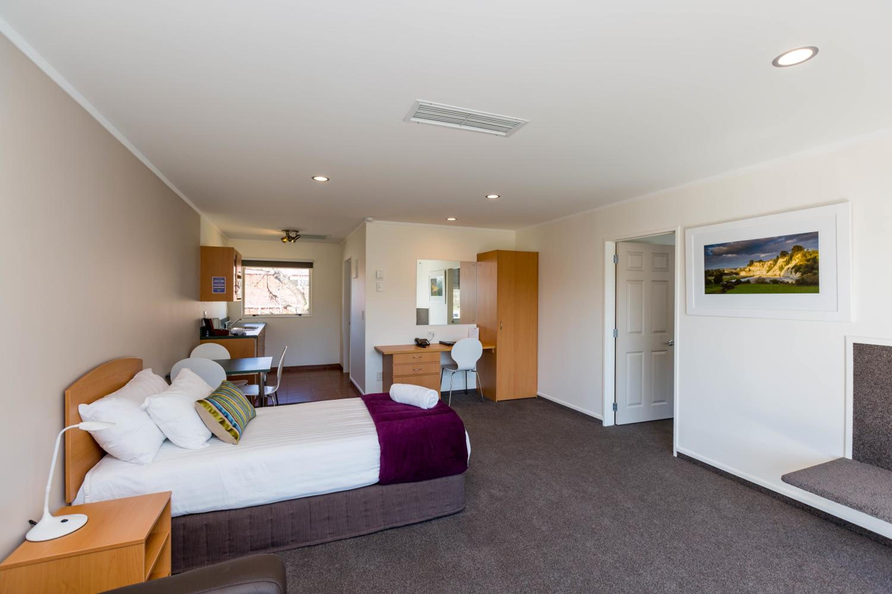 One-Bedroom Apartment - Photo 1