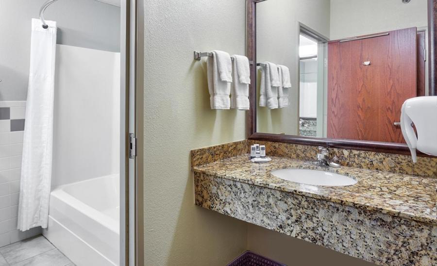 Deluxe Queen Room - Mobility Access/Non-Smoking