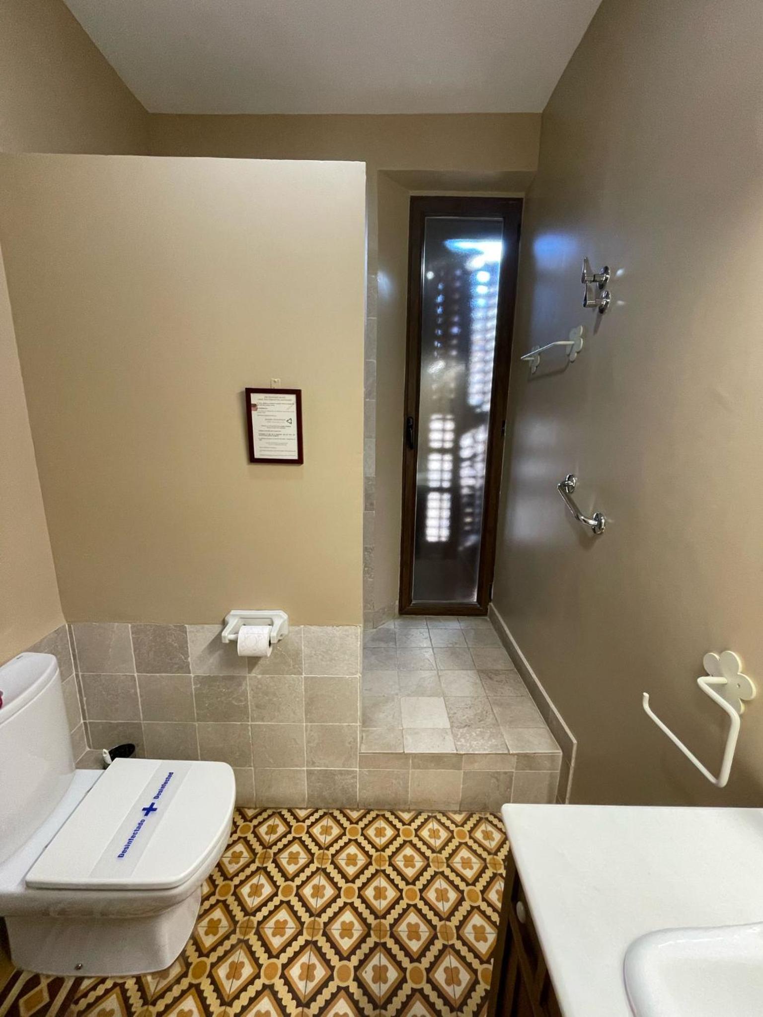 Standard Double Room - Photo 18