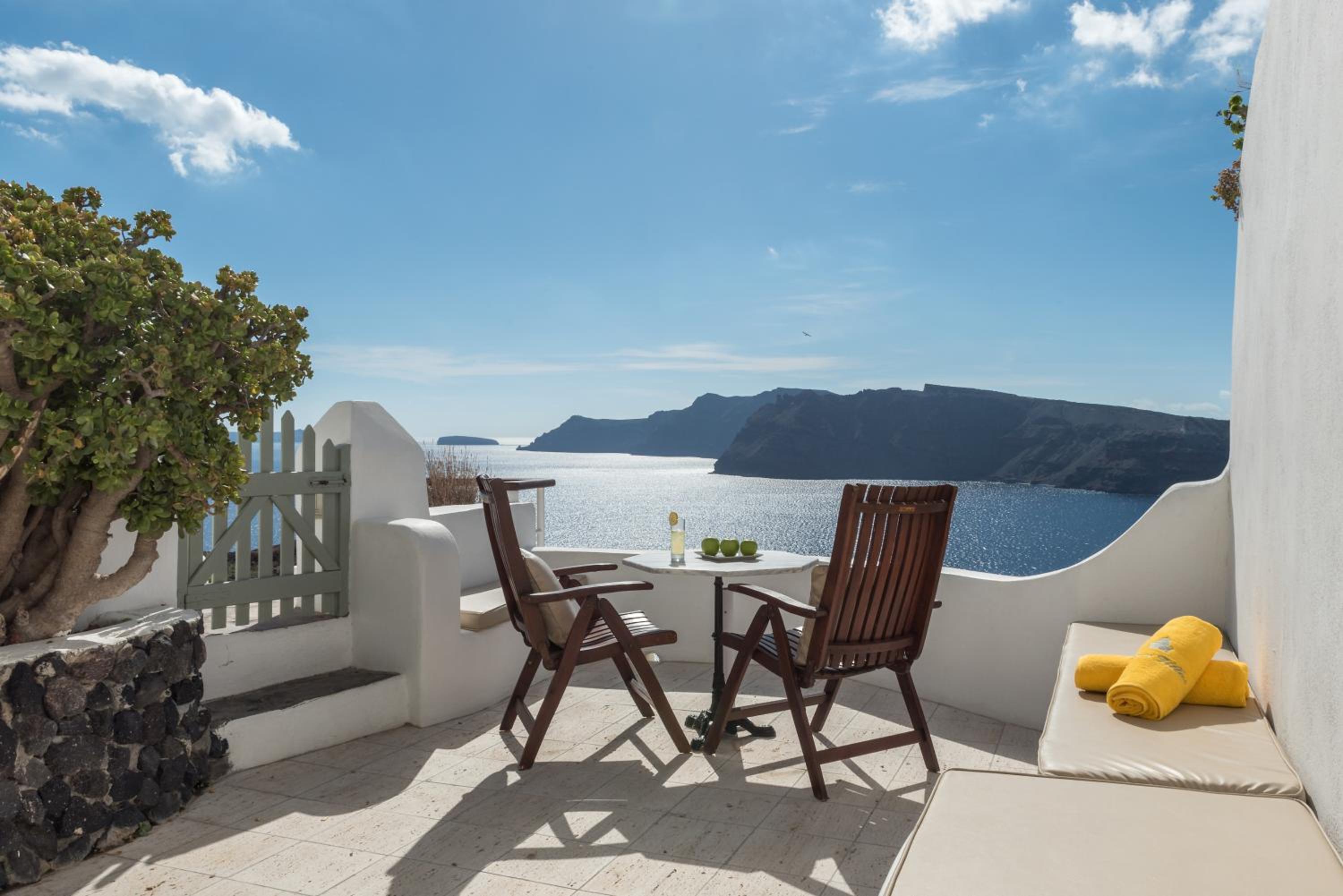  Fanari Honeymoon Suite with Indoor Cave Whirlpool & Caldera View photo 2