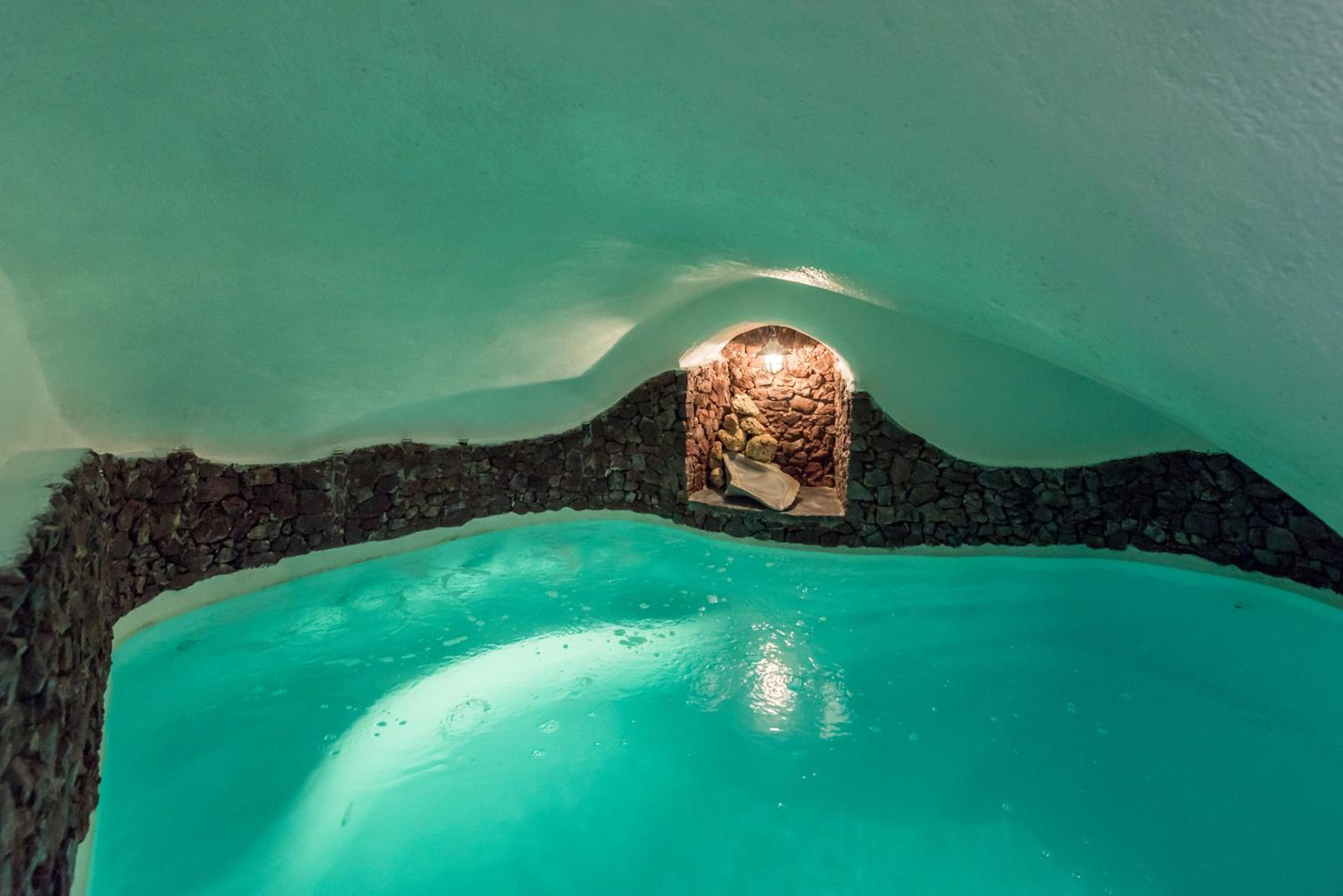  Fanari Honeymoon Suite with Indoor Cave Whirlpool & Caldera View photo 3