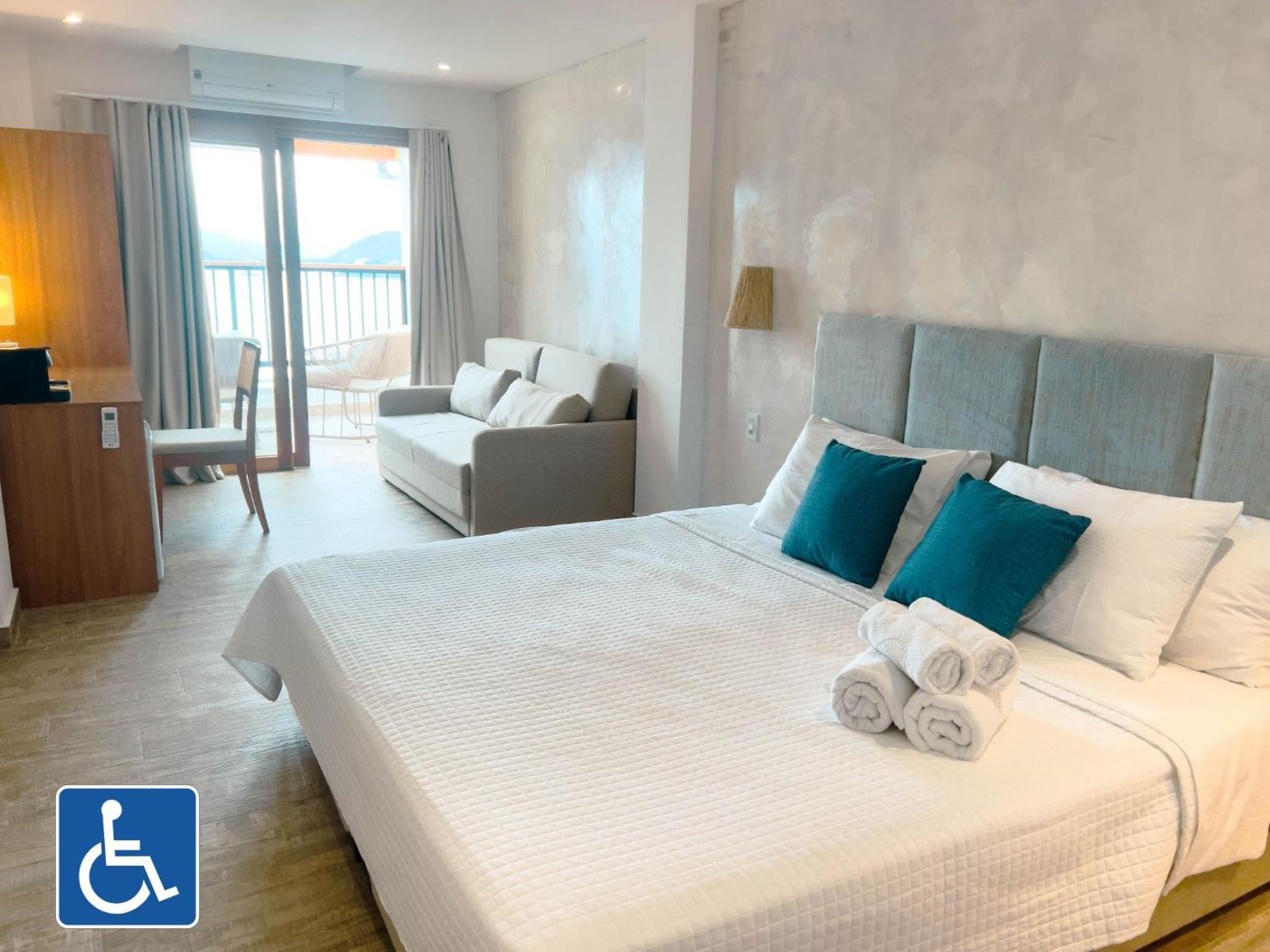 Triple Room with Balcony Sea View