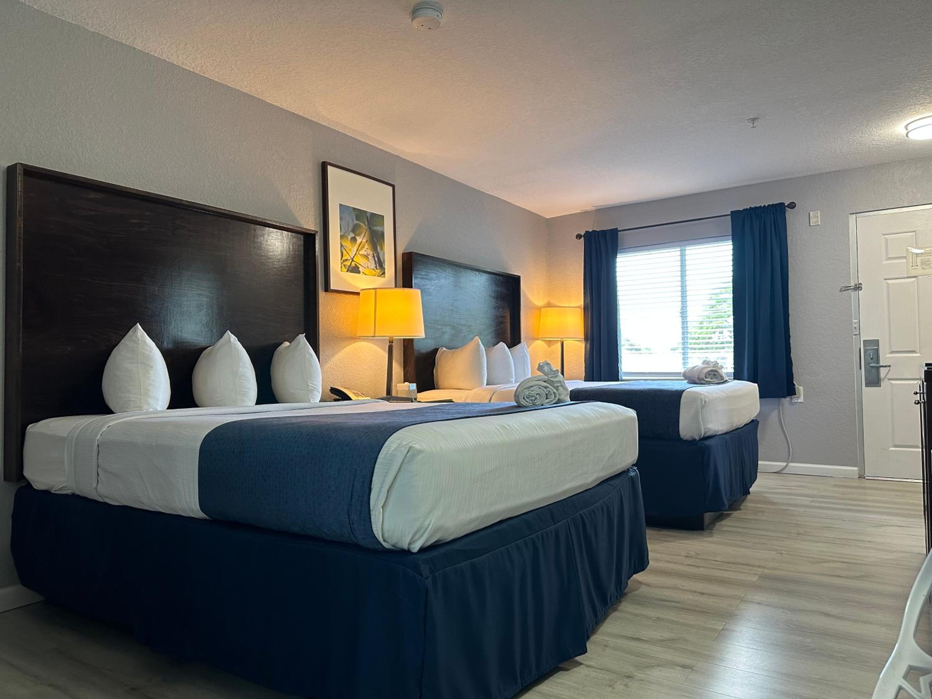 Queen Room with Two Queen Beds (4 Person Max Occupancy) photo 3