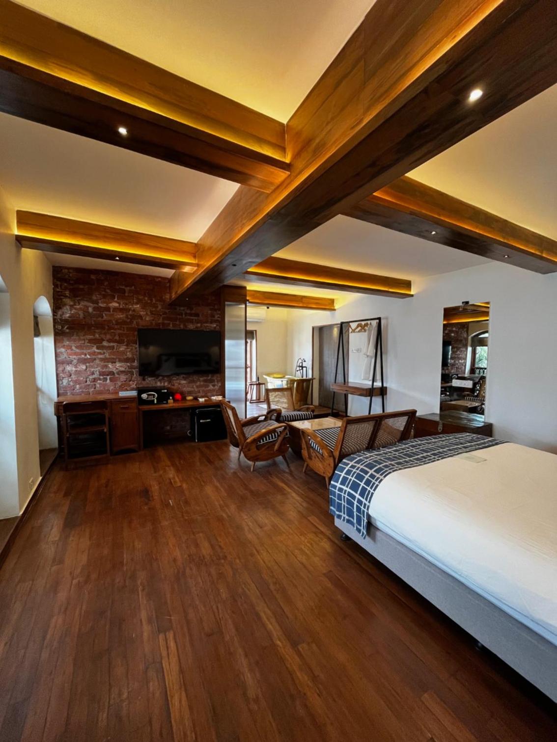 4th Floor Suite Room with Bathtub
