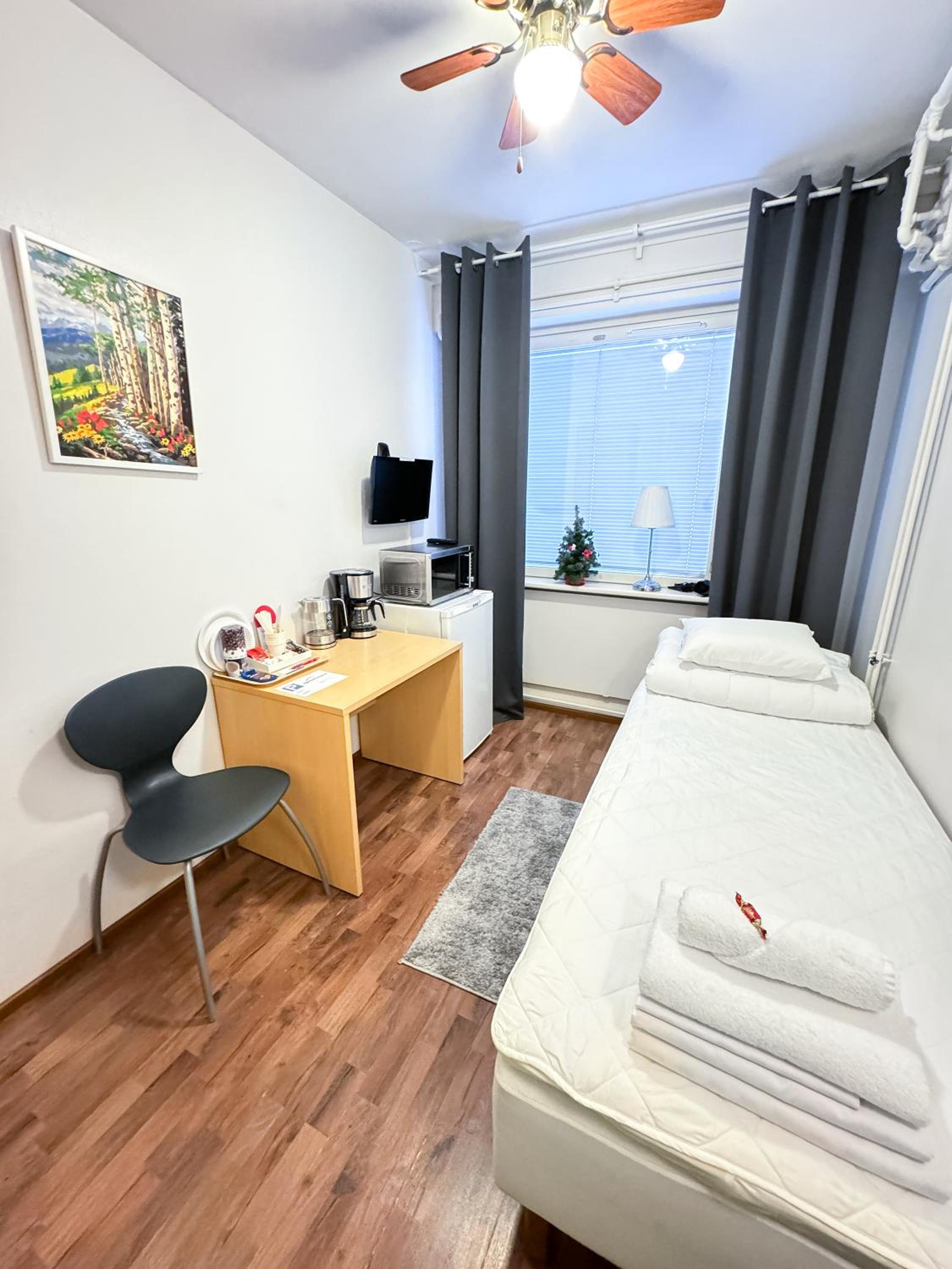Single Room with Shared Bathroom photo 1