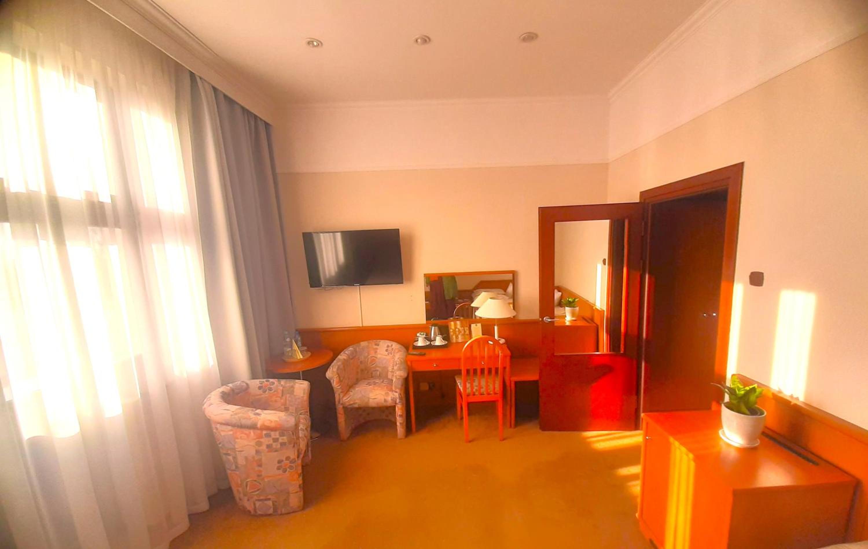 Twin Room - Photo 9