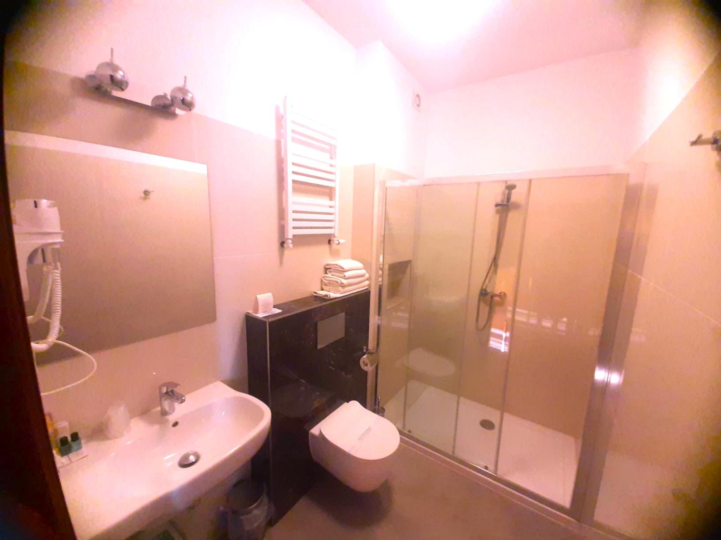 Twin Room - Photo 10