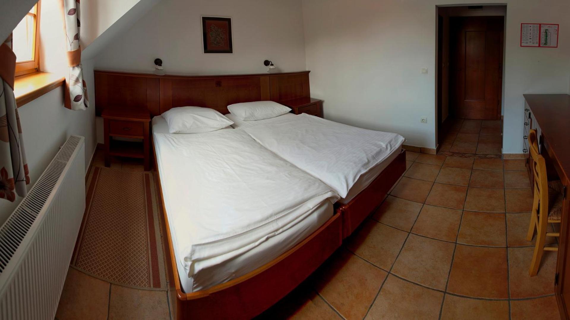 Standard Double Room - Photo 7