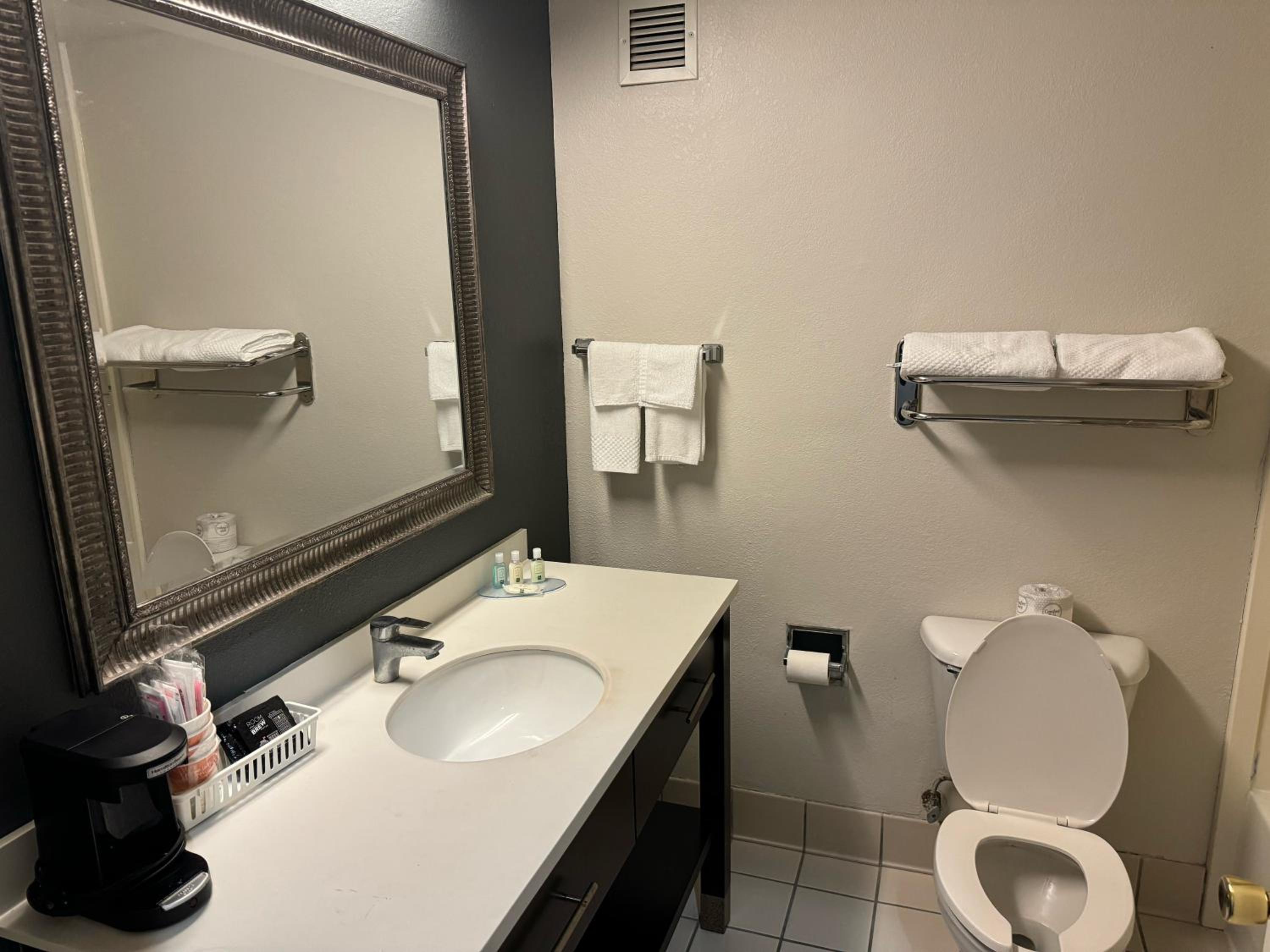 King Room - Non-Smoking - Photo 2