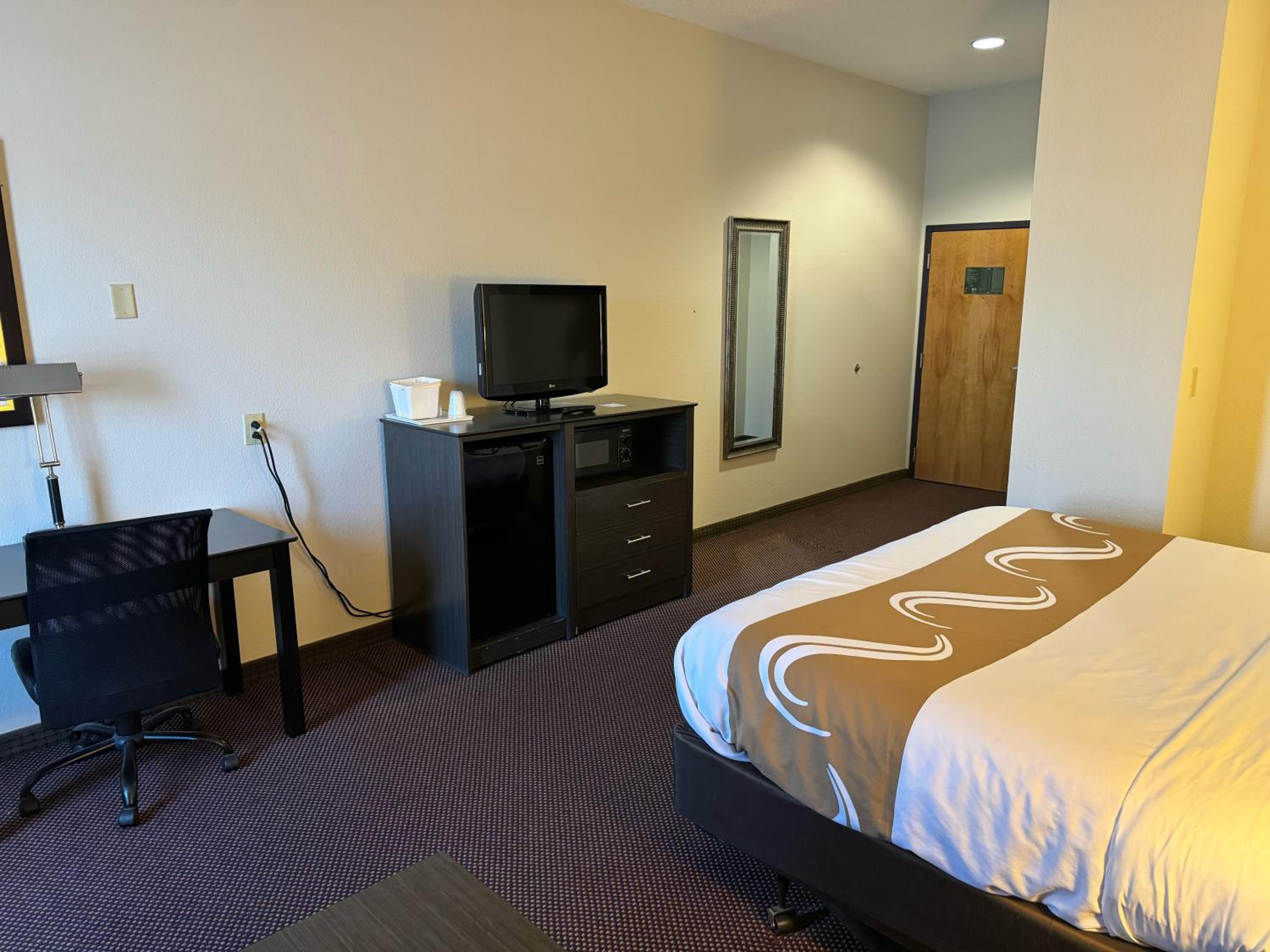 King Room - Non-Smoking - Photo 4