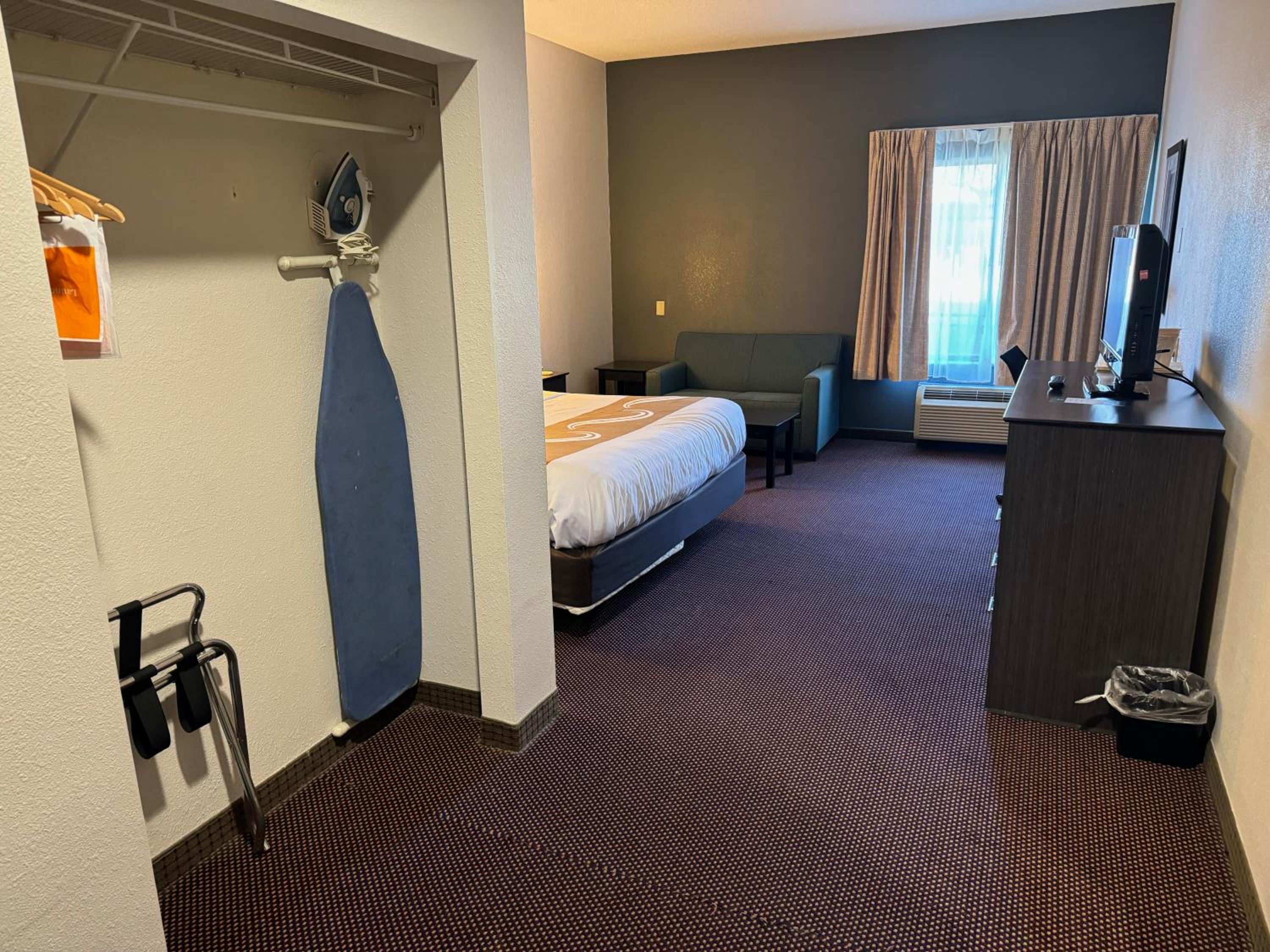 King Room - Non-Smoking - Photo 1