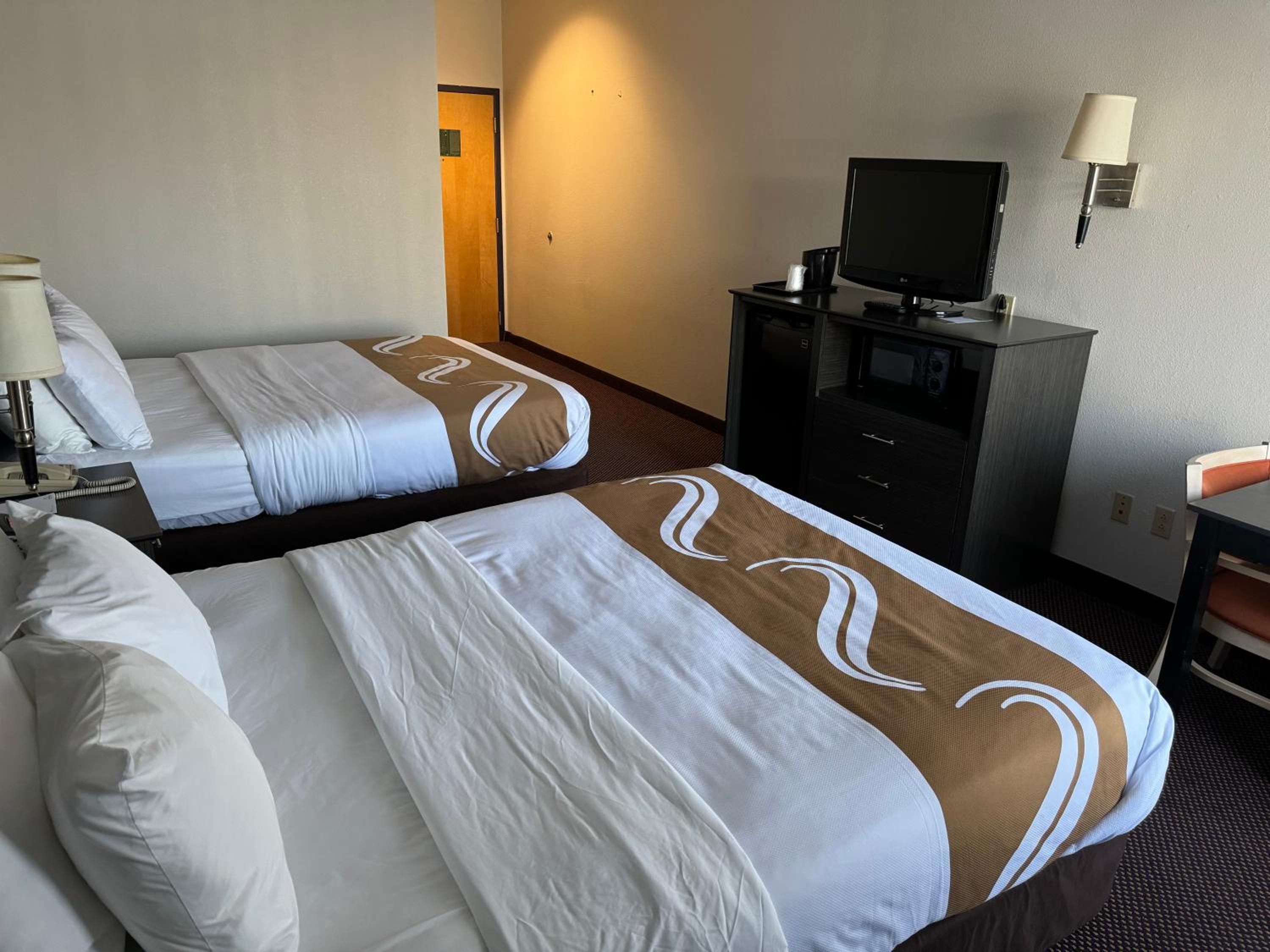Queen Room with Two Queen Beds - Non-Smoking - Photo 2