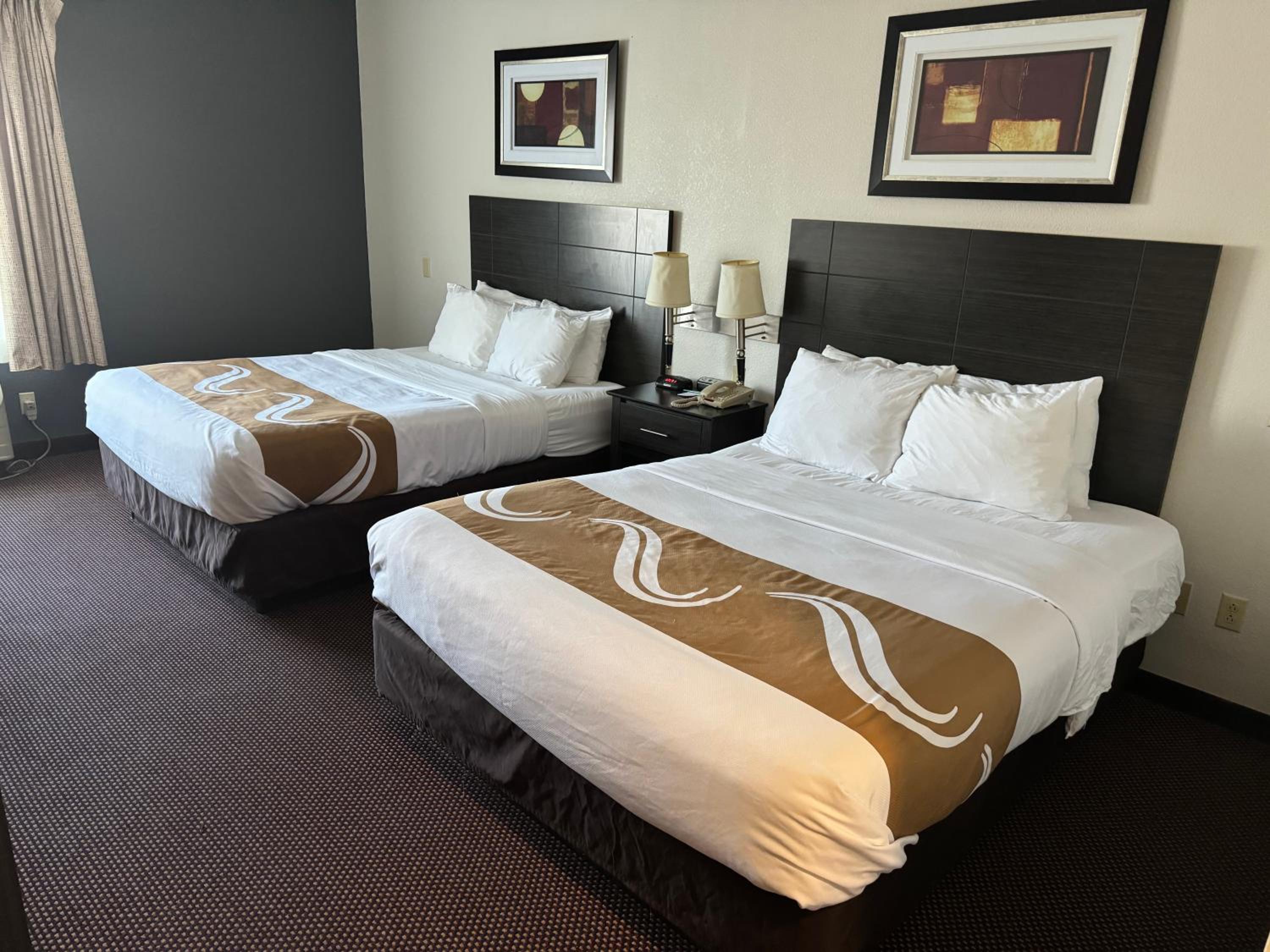 Queen Room with Two Queen Beds - Non-Smoking - Photo 4