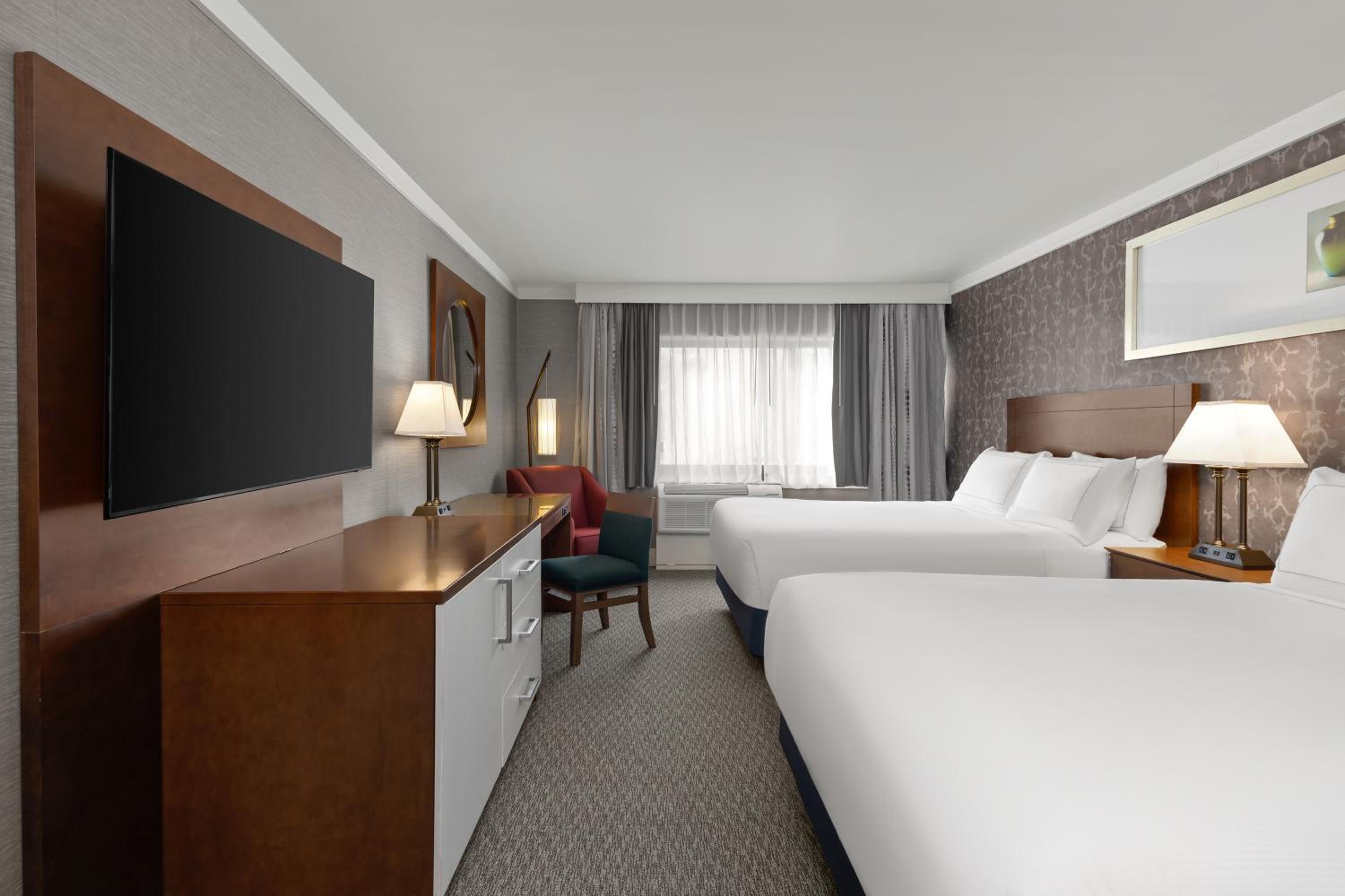 Premium Queen Room With Two Queen Beds photo 3