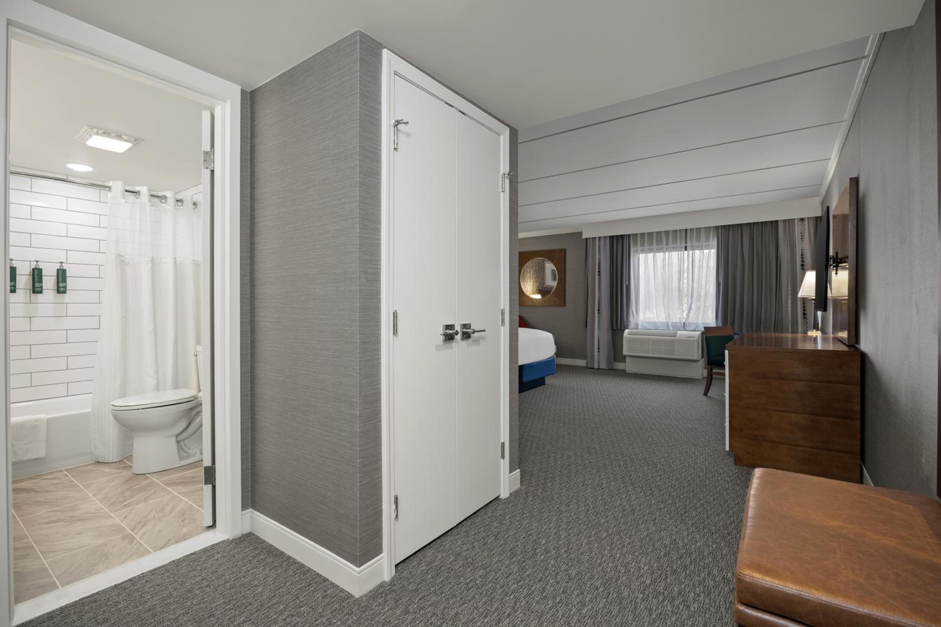 Premium Studio Suite with King Bed - Photo 2