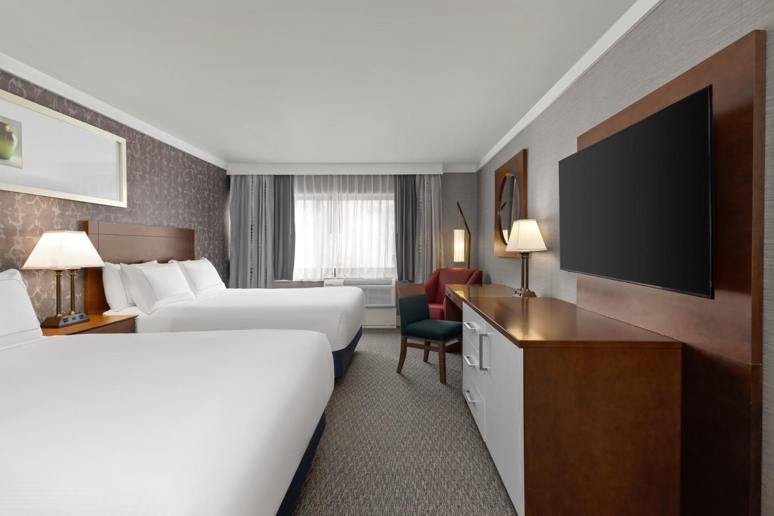 Queen Room with Two Queen Beds - Photo 3