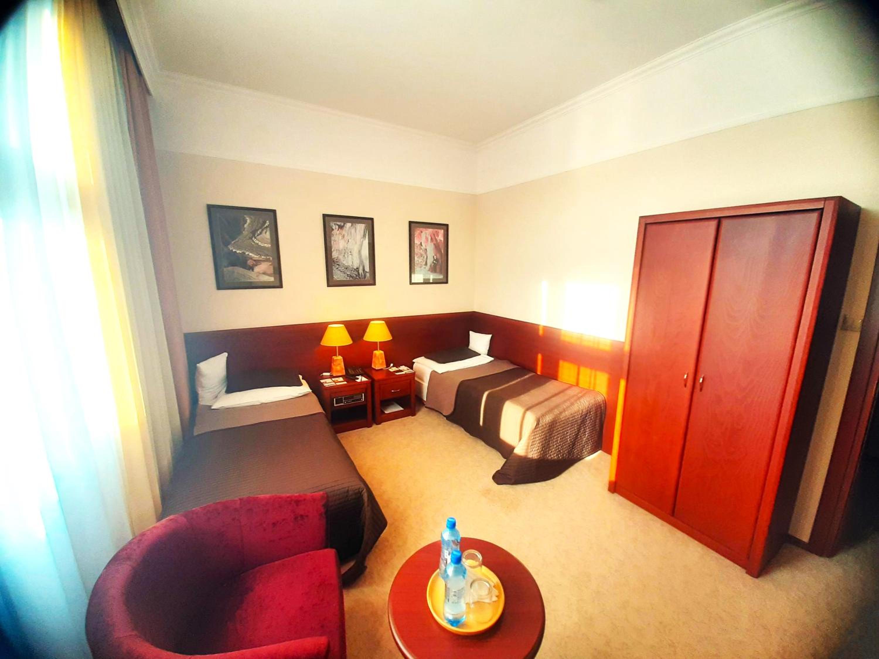 Twin Room with Bath - Photo 1