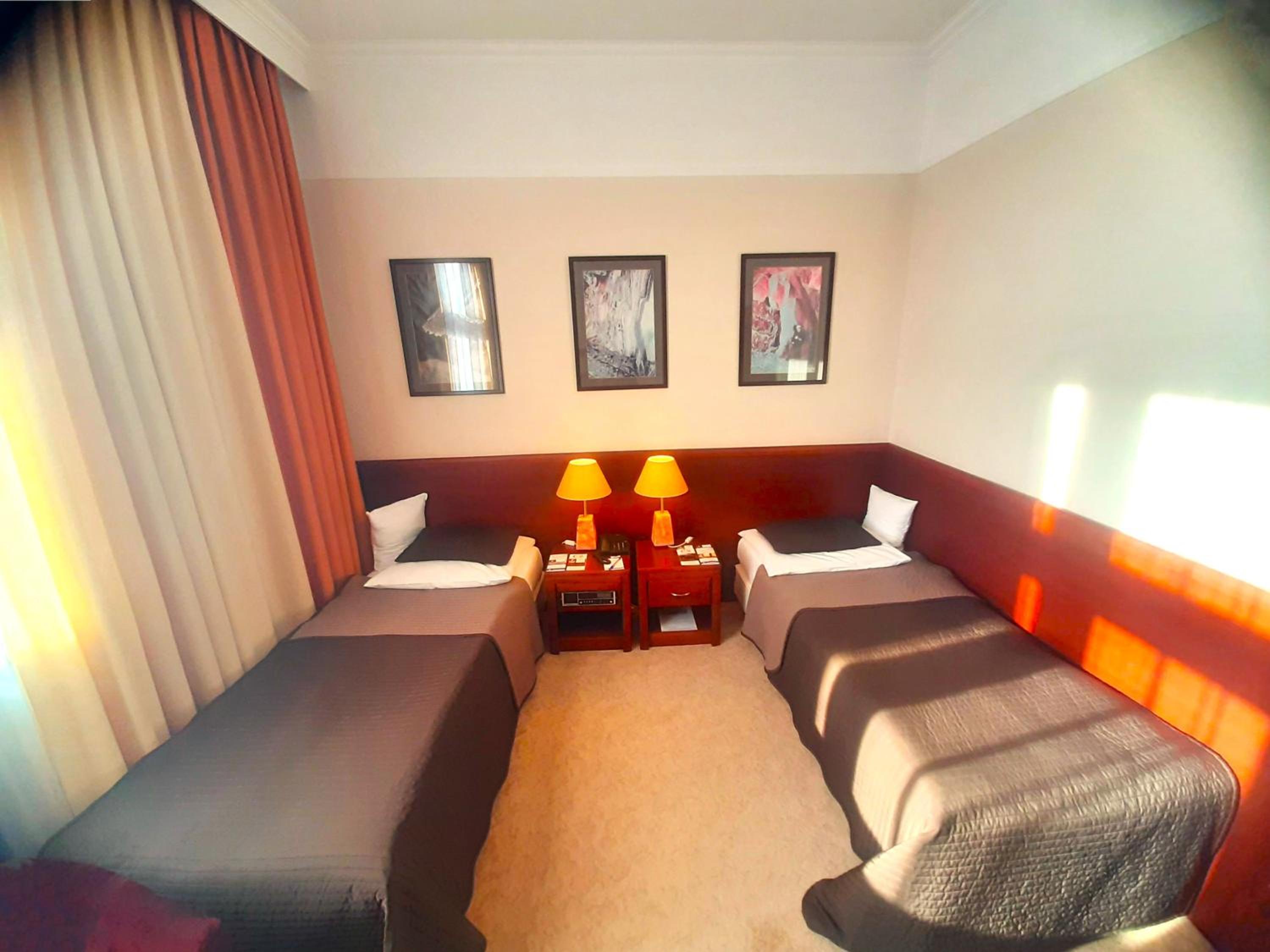 Twin Room with Bath - Photo 12