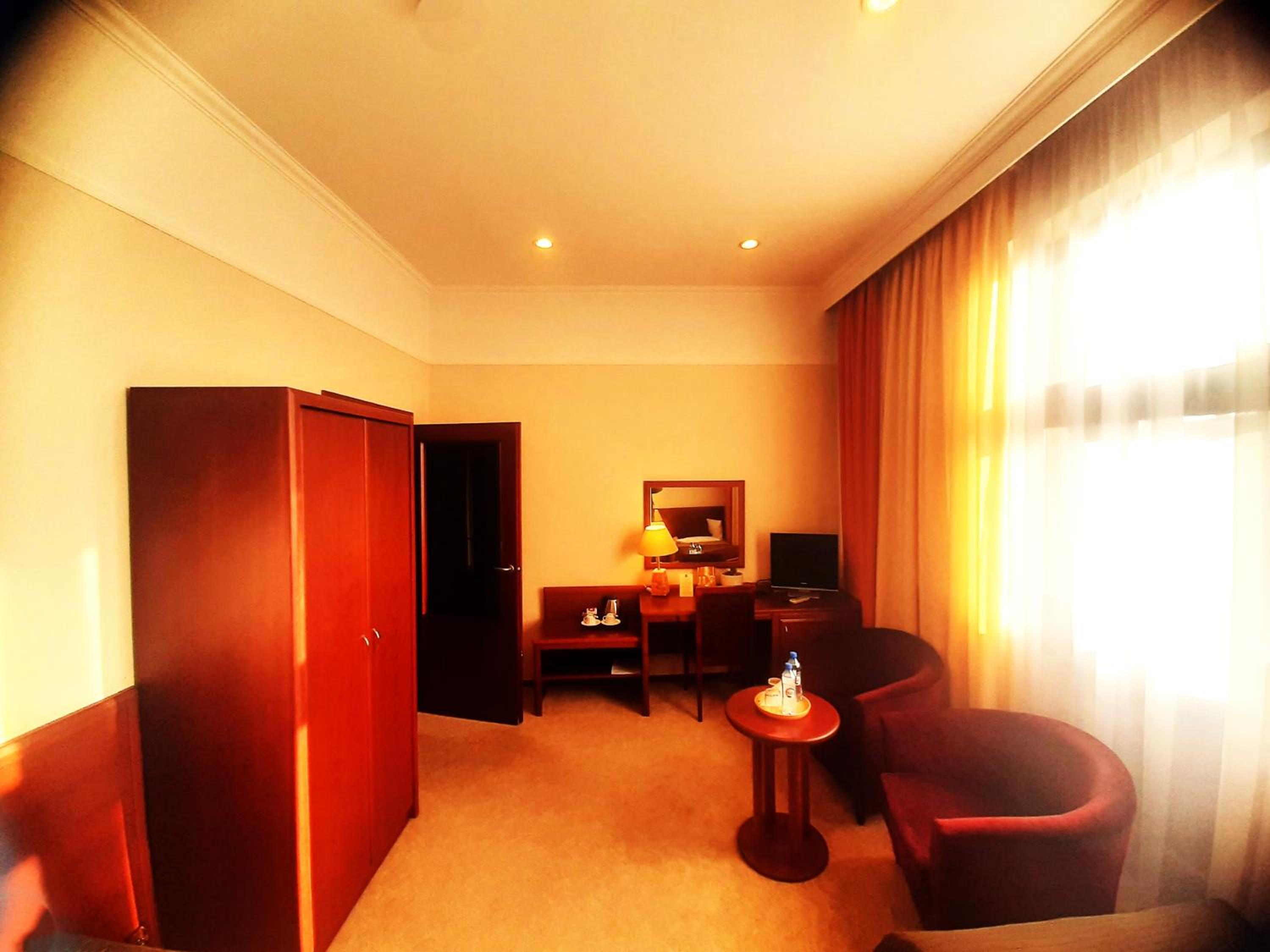 Twin Room with Bath - Photo 2