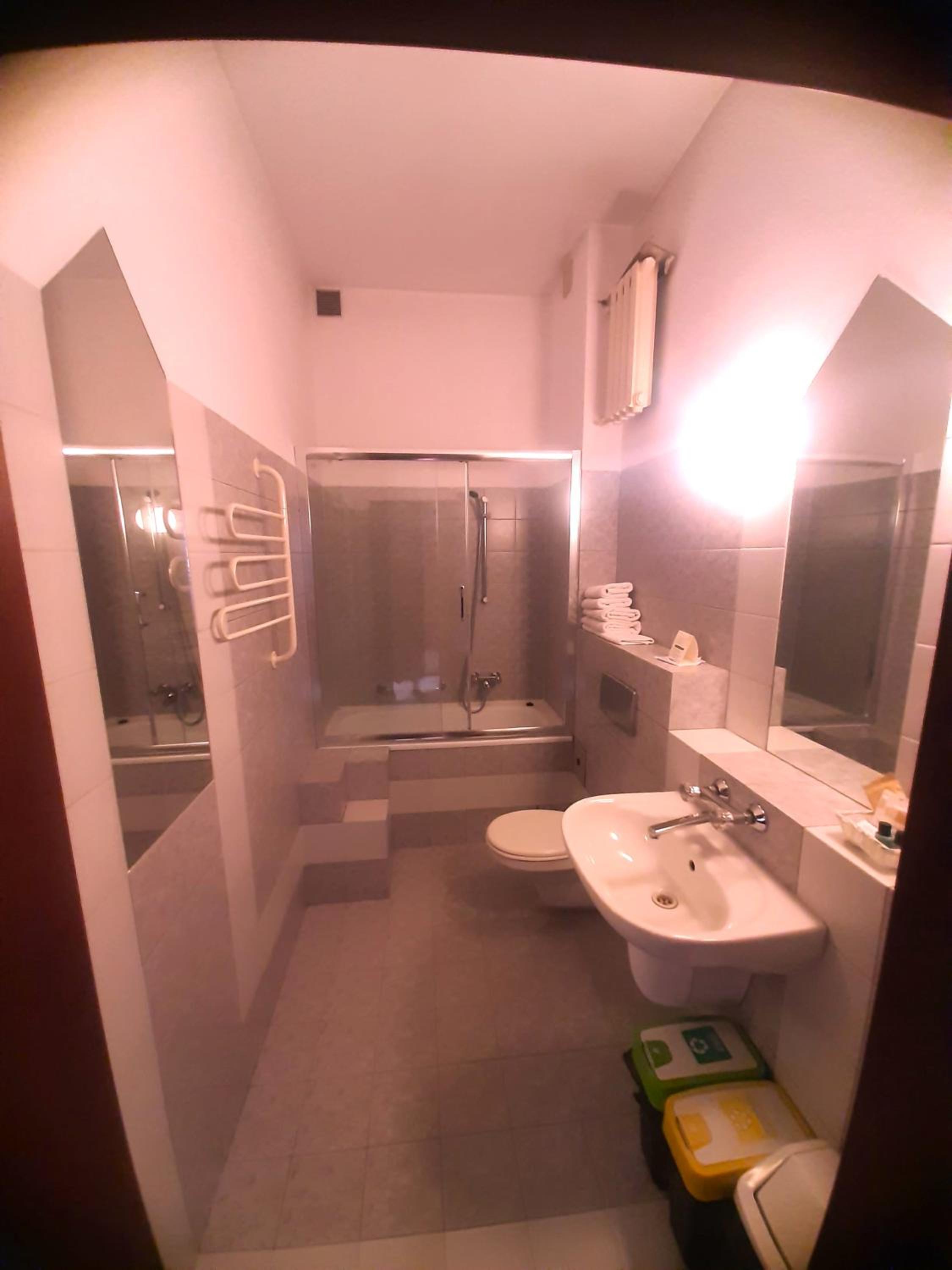 Twin Room with Bath - Photo 11