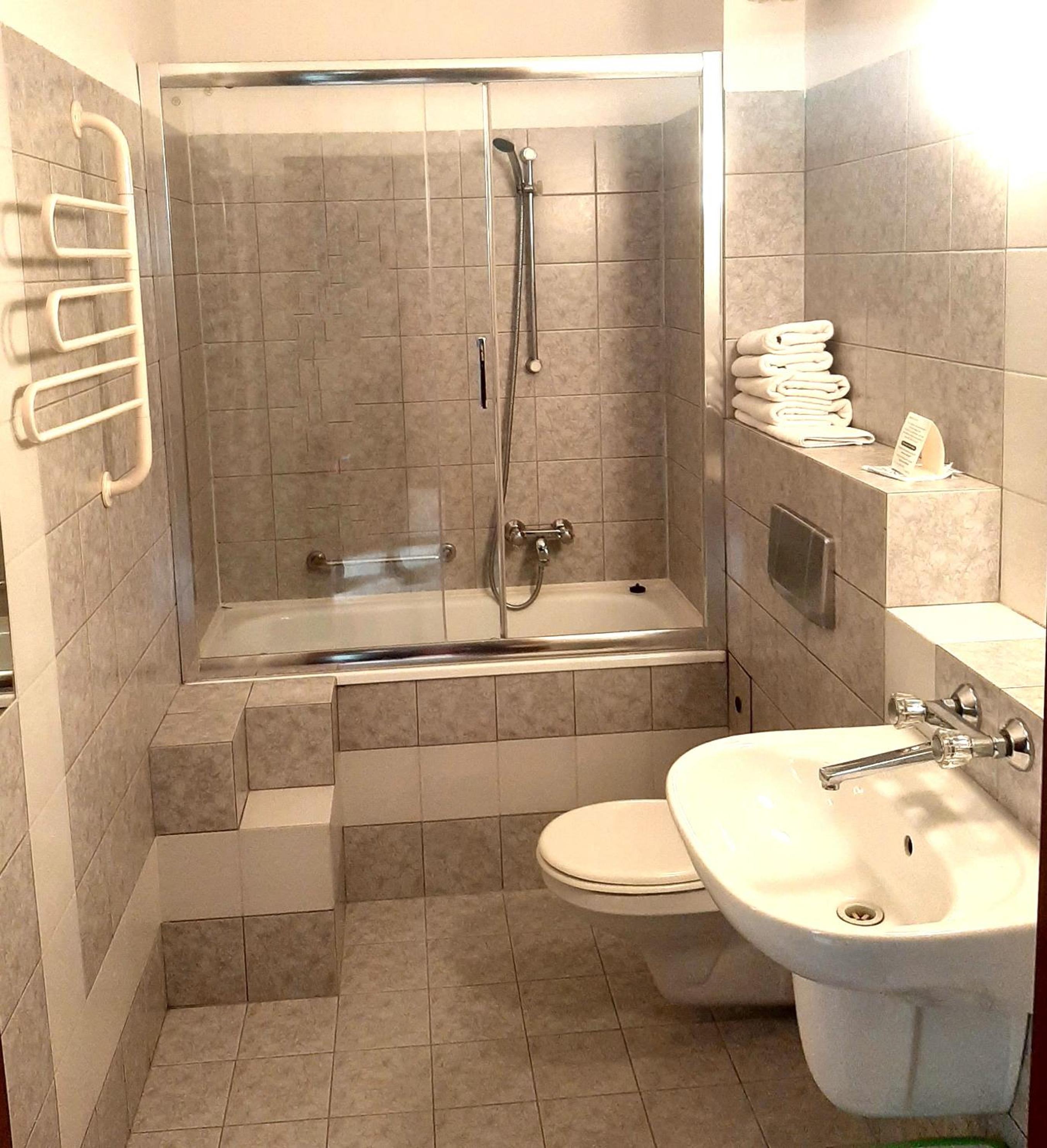 Twin Room with Bath - Photo 10