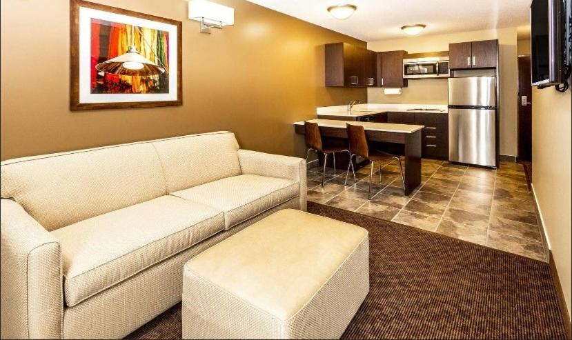 One-Bedroom Queen Suite - Non-Smoking photo 2