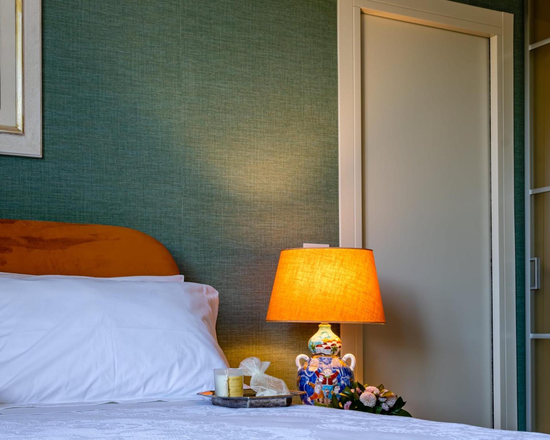 Deluxe Double Room With Side Sea View