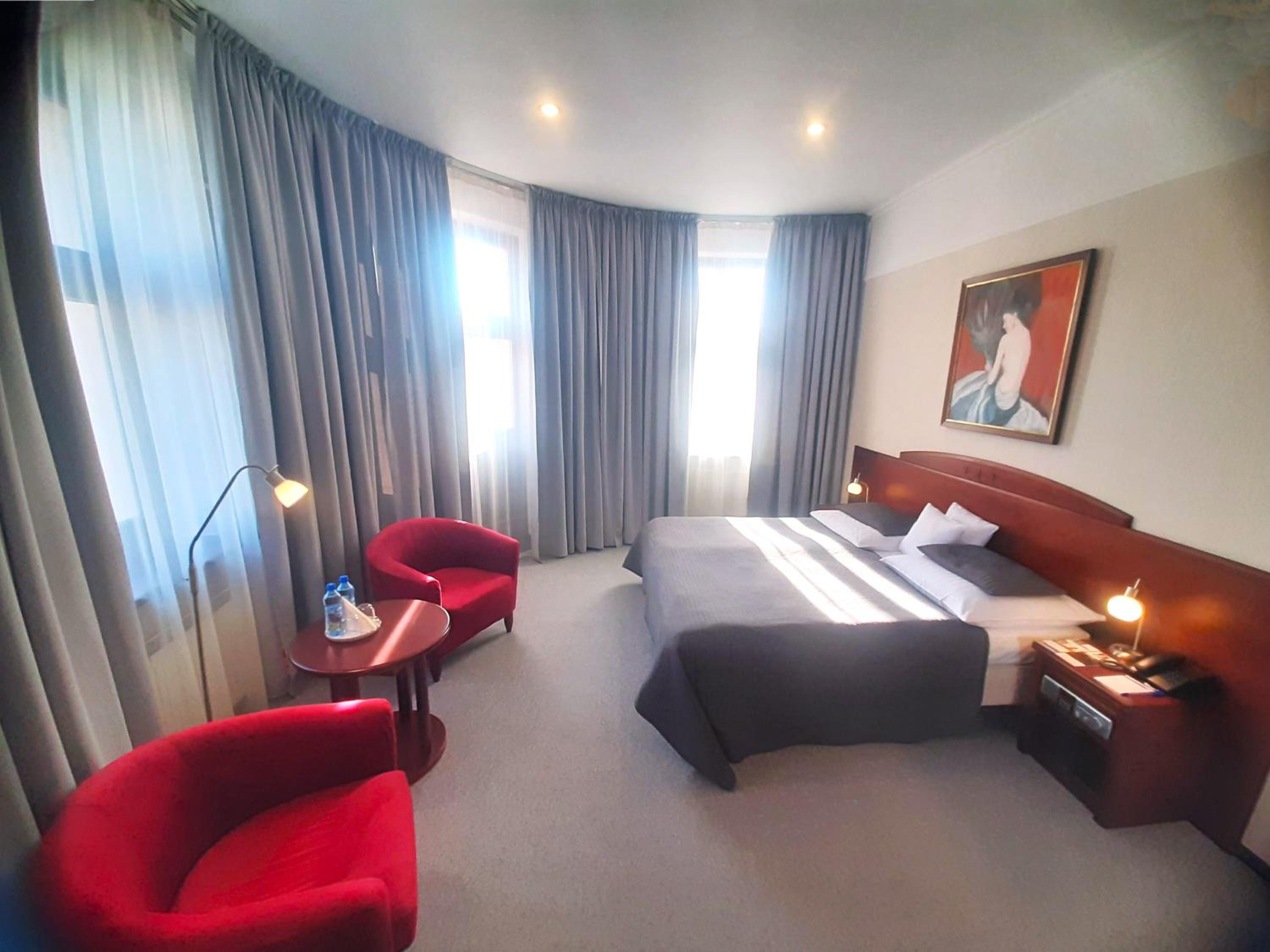 Deluxe Double Room with Bath - Photo 1