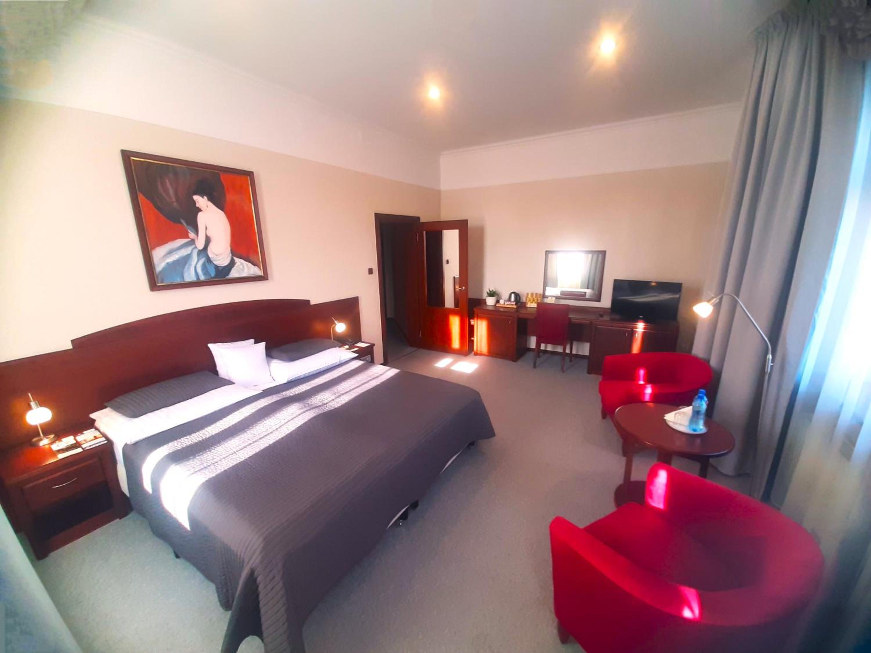 Deluxe Double Room with Bath - Photo 3
