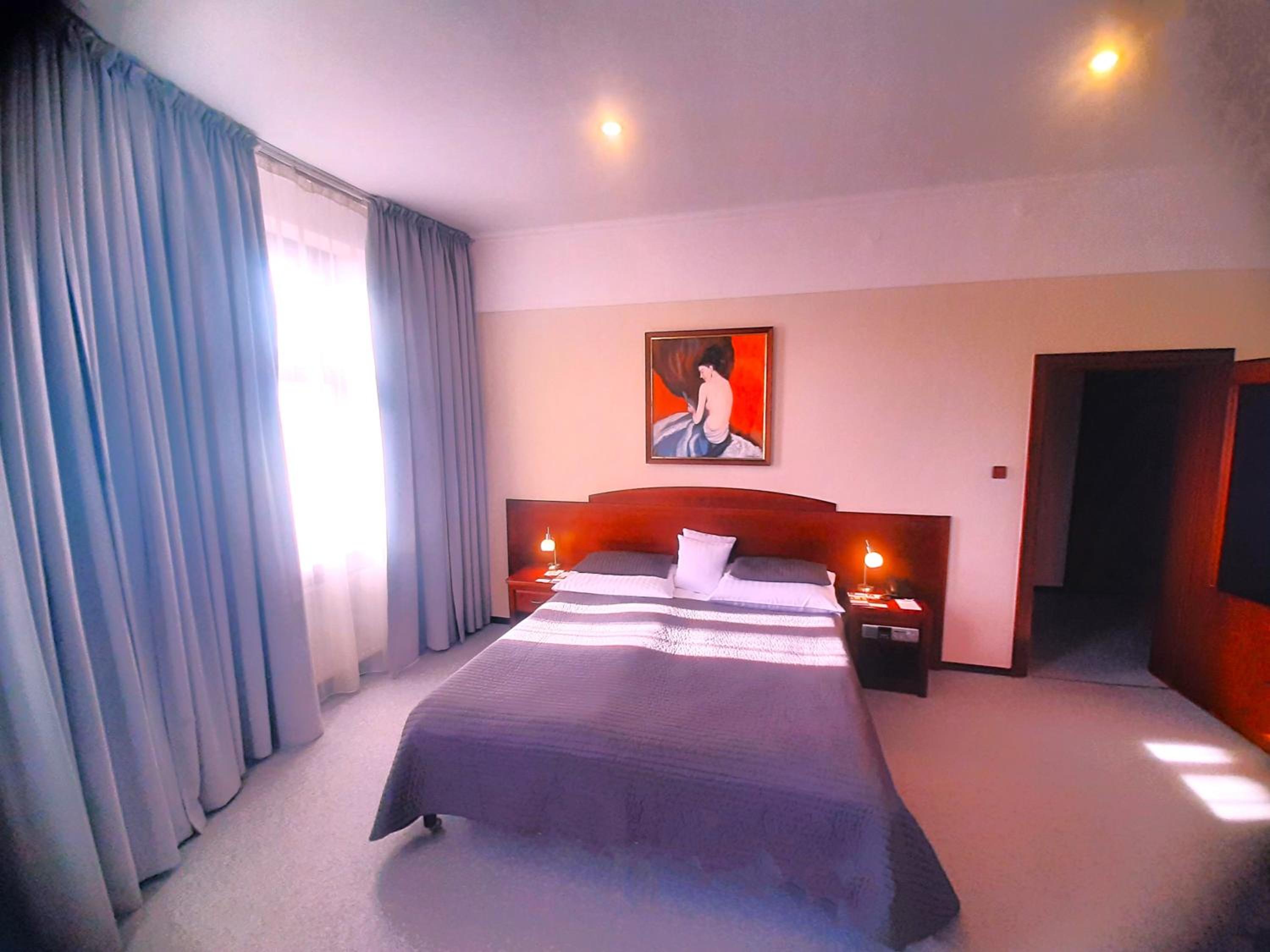 Deluxe Double Room with Bath - Photo 4